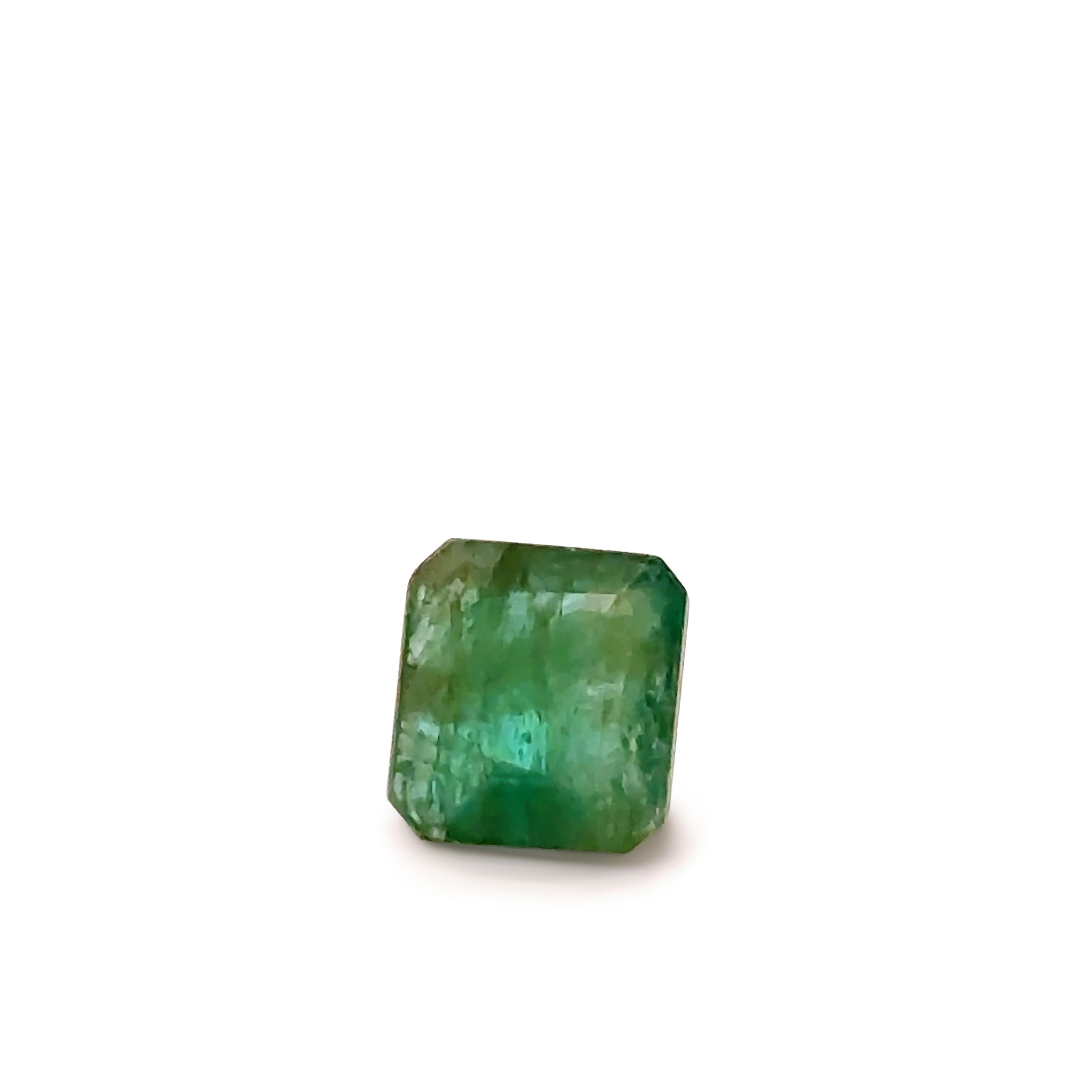Ein loser, natürlicher, quadratischer Smaragd im Smaragdschliff, grüne Farbe, halbtransparent mit natürlichen Einschlüssen mit einem Gesamtkaratgewicht von 1,66ct. 

Metall: N/A
Karat: 1,66ct
Farbe: Grün
Klarheit: N/A
Schliff: Quadratischer