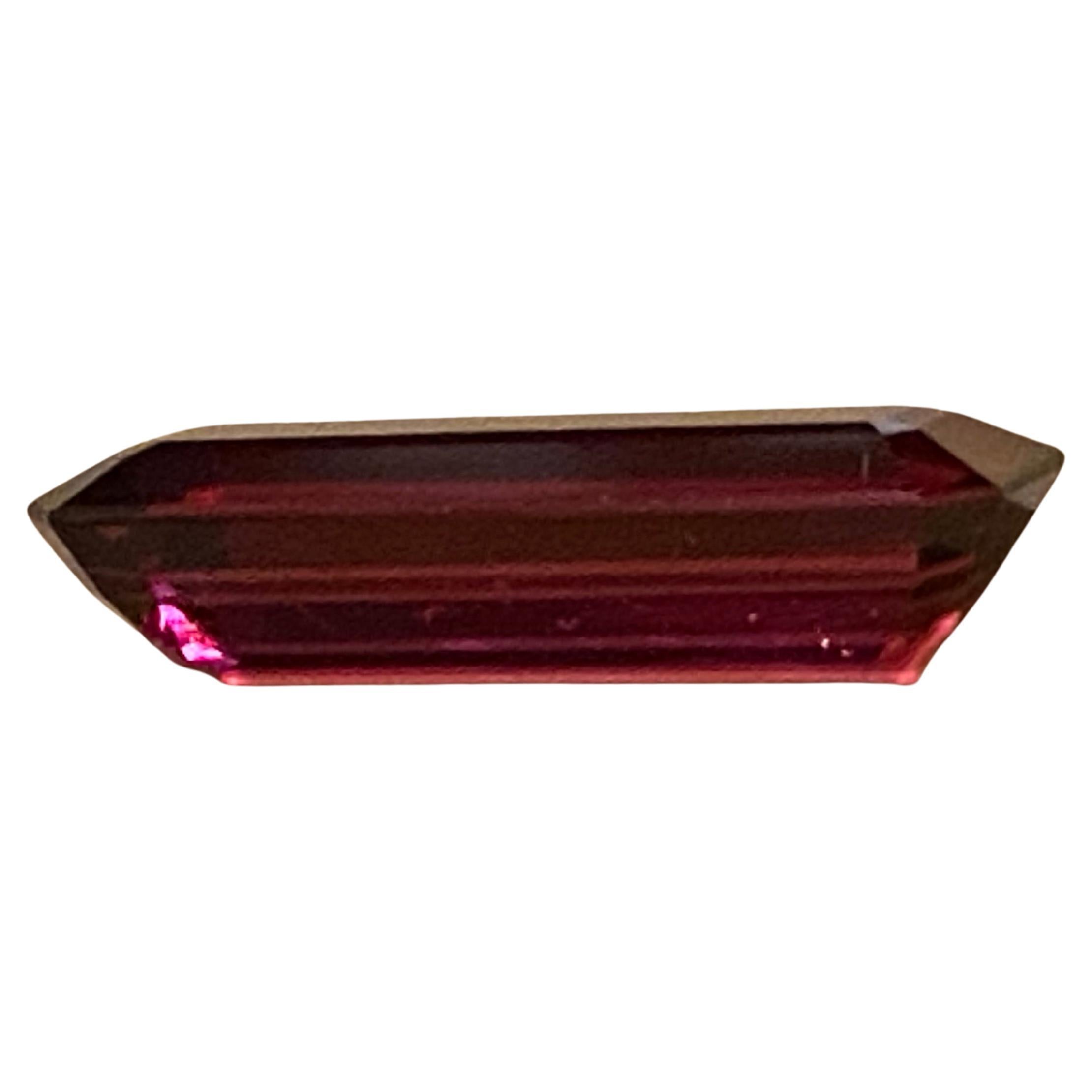 Baguette Cut Loose Natural Vivid Red Tourmaline 
Excellente clarté 

Dimensions : 17mm x 6mm x 4mm 
Poids en carats : 4,50ct.