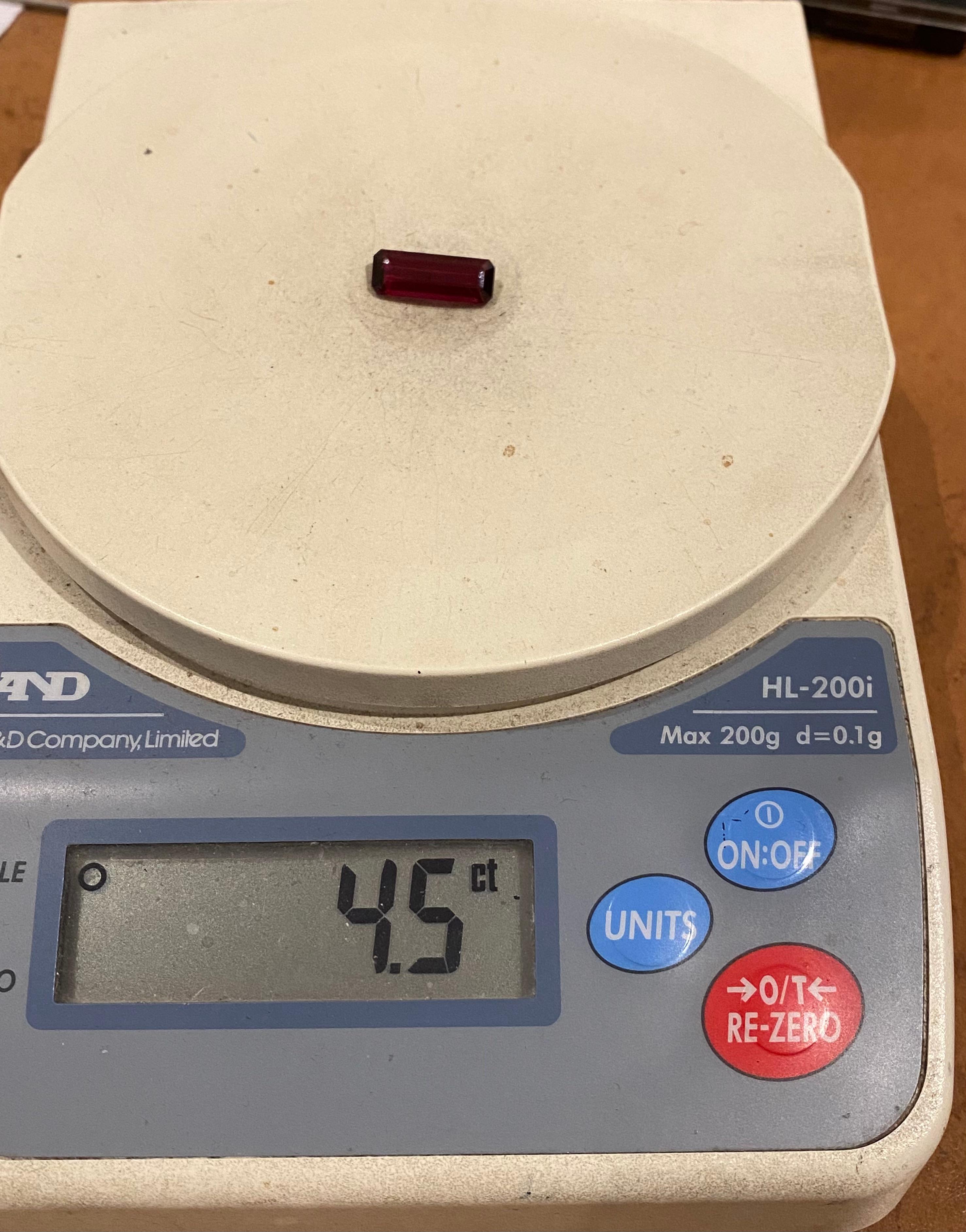 Taille baguette Tourmaline Naturelle en vrac, taille baguette, 4.50ct, Vivid Bright Red en vente