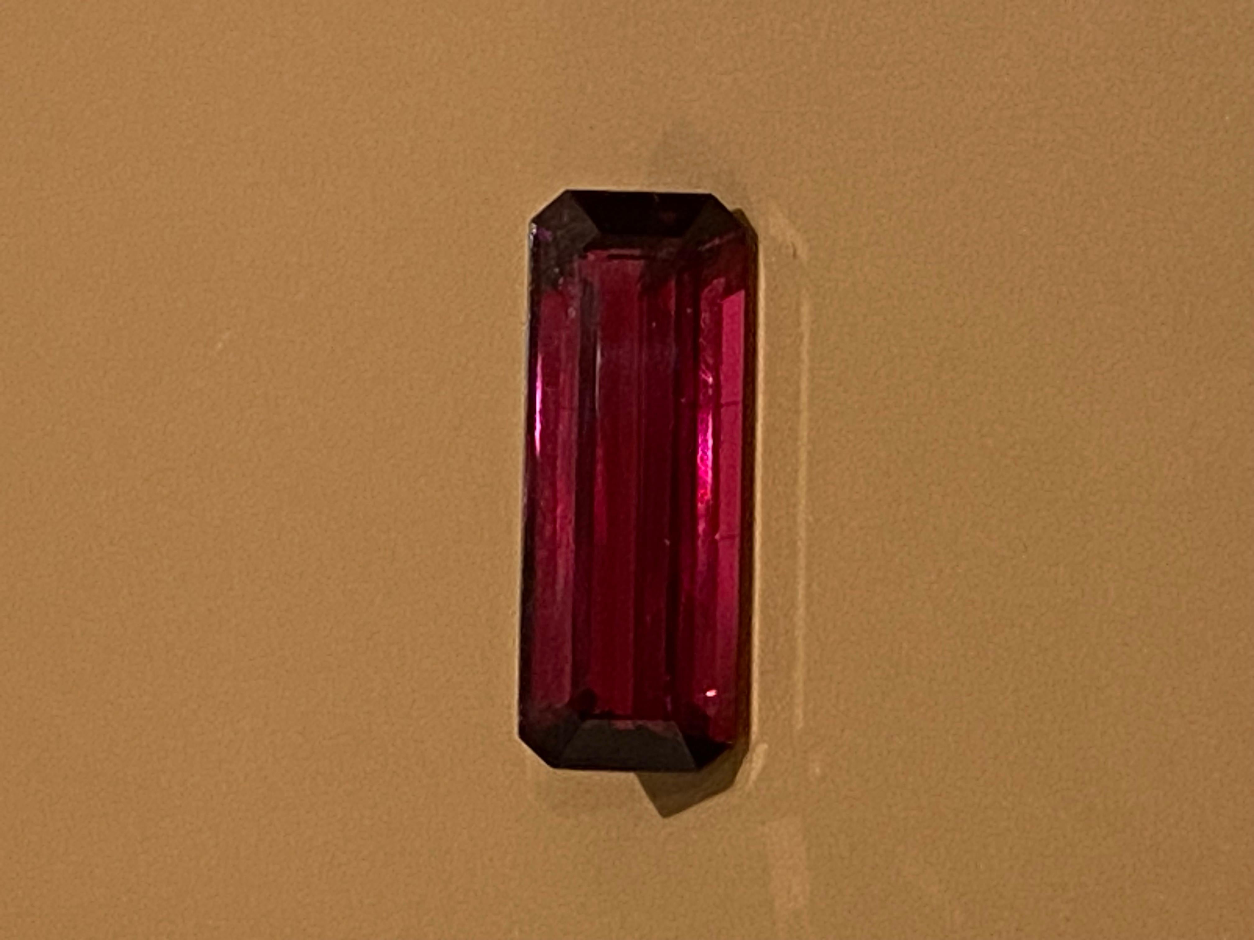 Tourmaline Naturelle en vrac, taille baguette, 4.50ct, Vivid Bright Red Unisexe en vente