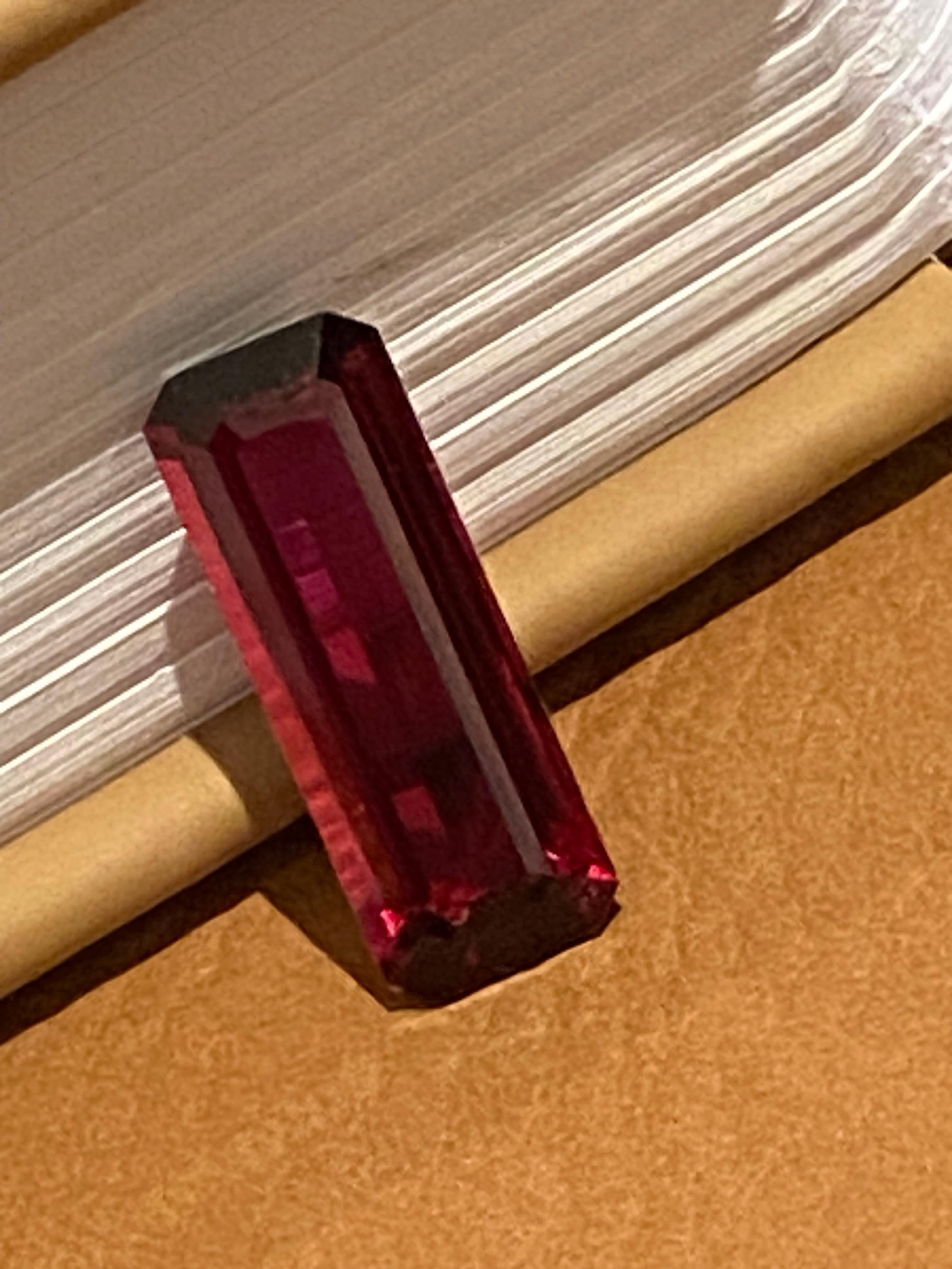 Tourmaline Naturelle en vrac, taille baguette, 4.50ct, Vivid Bright Red en vente 1