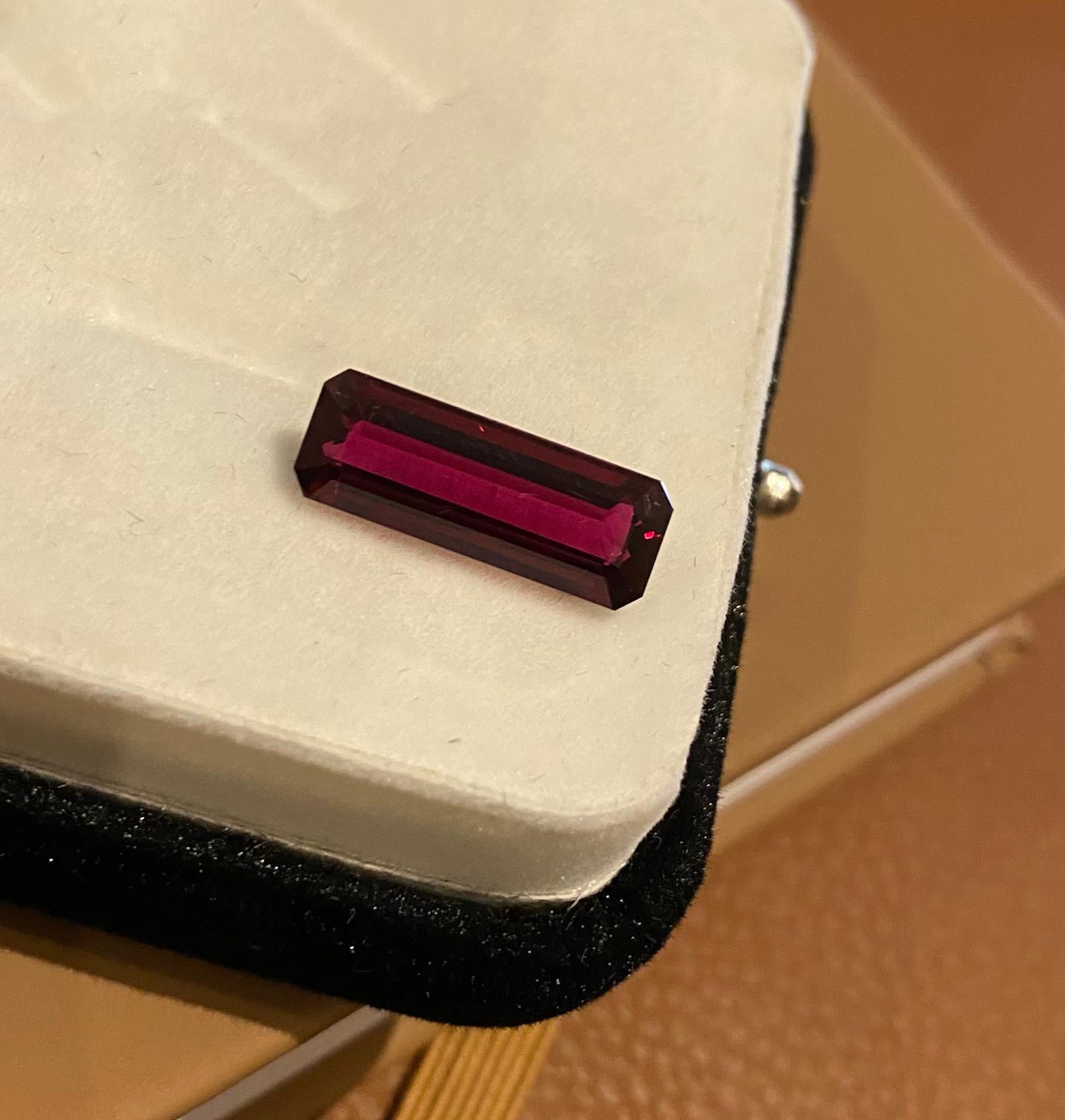 Tourmaline Naturelle en vrac, taille baguette, 4.50ct, Vivid Bright Red en vente 2