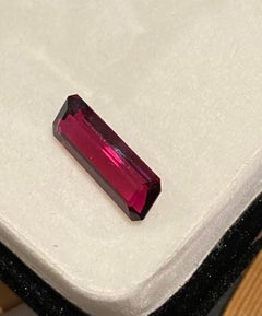 Tourmaline Naturelle en vrac, taille baguette, 4.50ct, Vivid Bright Red