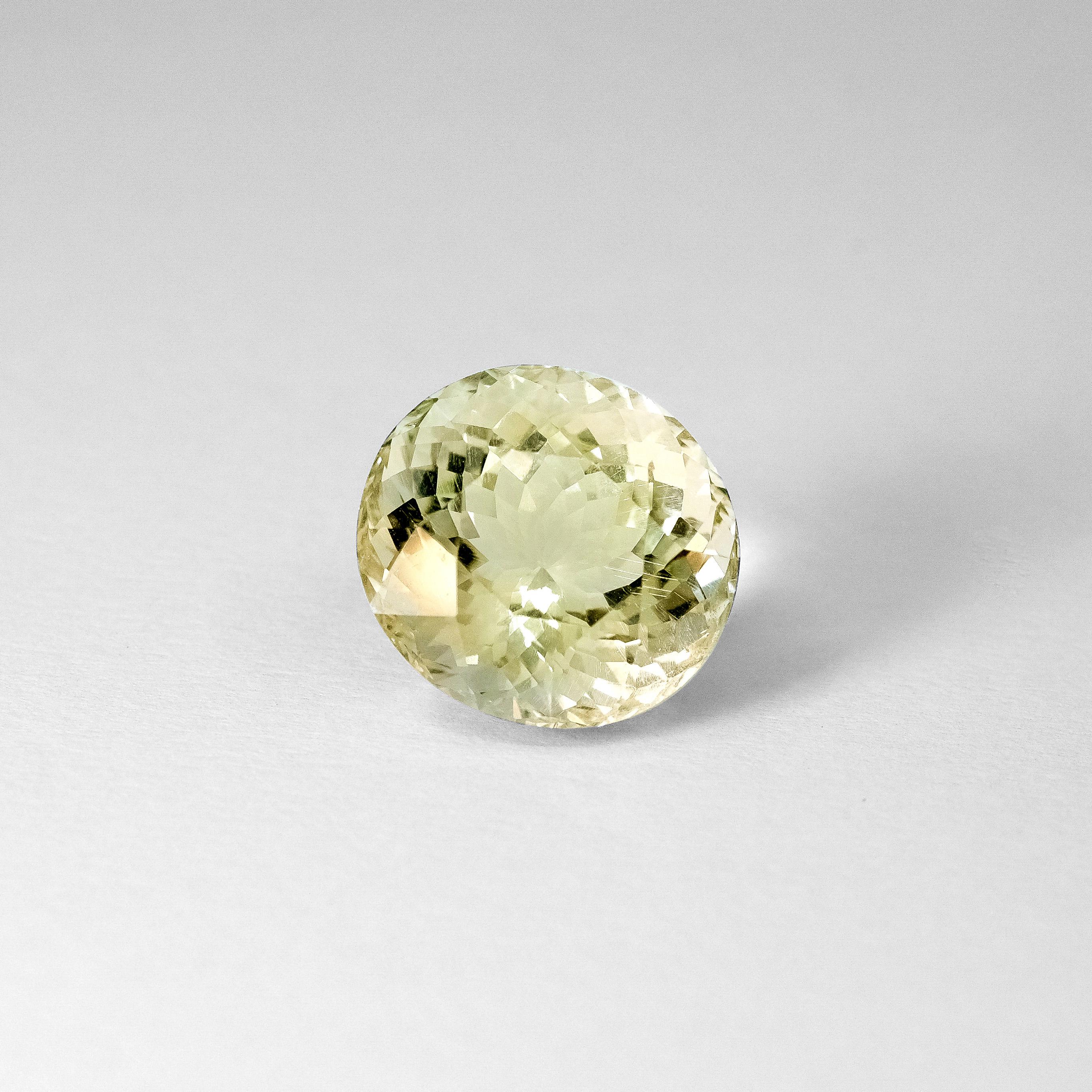 Une citrine jaune clair non taillée et non arrondie de 17.05ct

Cette pierre peut être sertie dans la pièce de votre choix ou conservée pour être admirée seule.