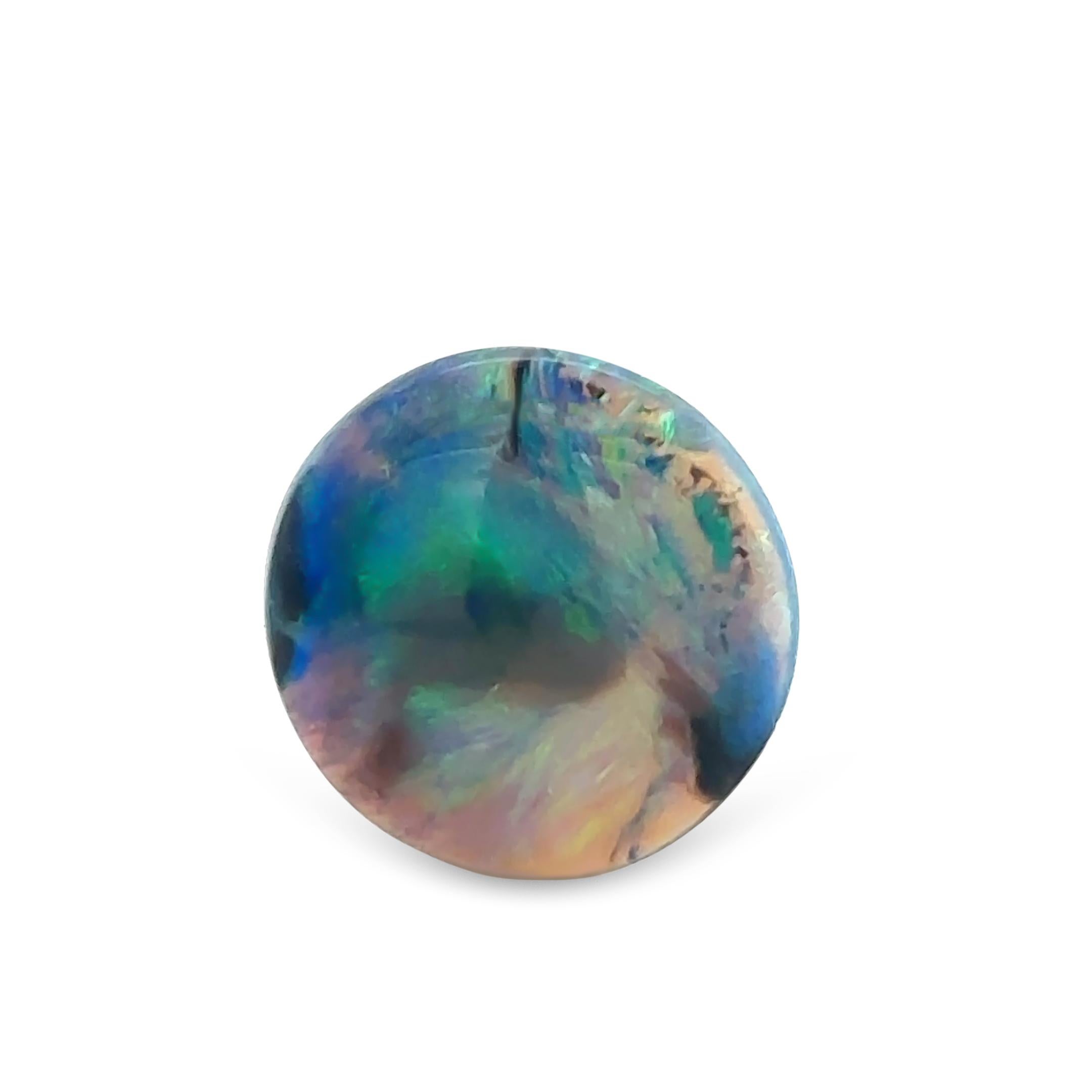 Questo splendido opale nero Lightning Ridge, del peso di 5,15 ct, mostra un eccezionale disegno fluente verde e blu, che irradia vibranti giochi di colore. L'opale è classificato come cristallo nero (N1), noto per la sua tonalità profonda e la sua