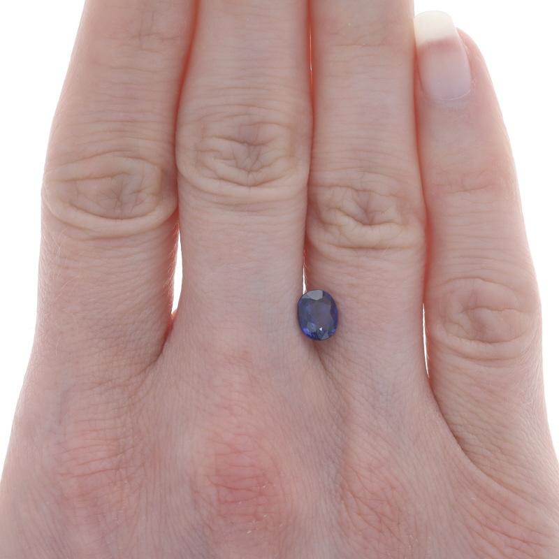 Taille ovale Saphir libre ovale solitaire bleu 1.13 carat en vente