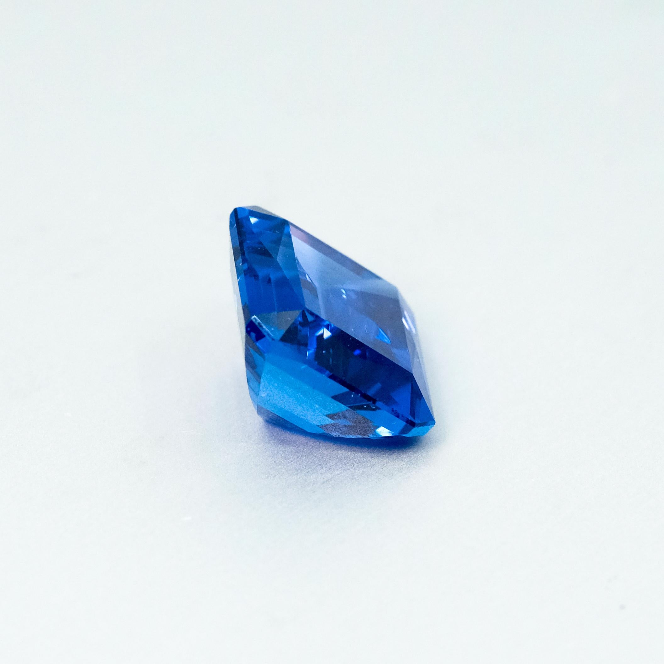 Donna Tanzanite sfusa - 13,38 carati - taglio smeraldo in vendita