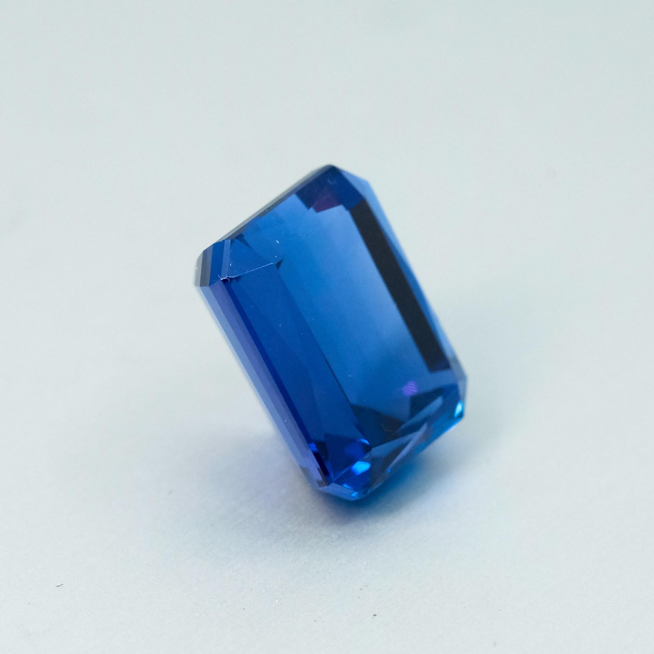 Ein loser blauer Tansanit im Smaragdschliff von 21,34 ct.

Dieser Stein kann in ein Schmuckstück Ihrer Wahl eingefasst werden oder als Einzelstück bewundert werden.