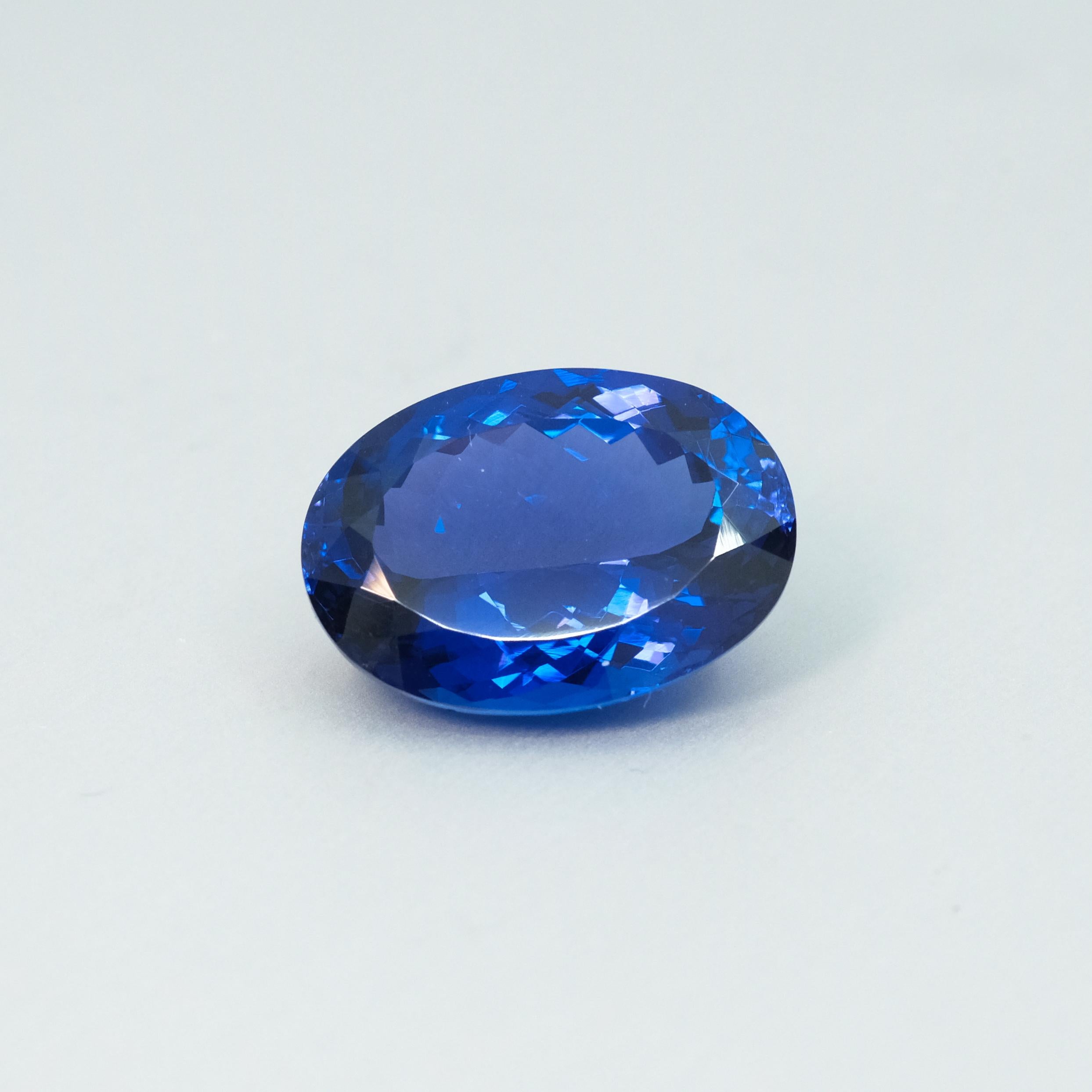 Une tanzanite bleu vif de taille ovale de 17,20cts

Cette pierre peut être sertie dans la pièce de votre choix ou conservée pour être admirée seule.