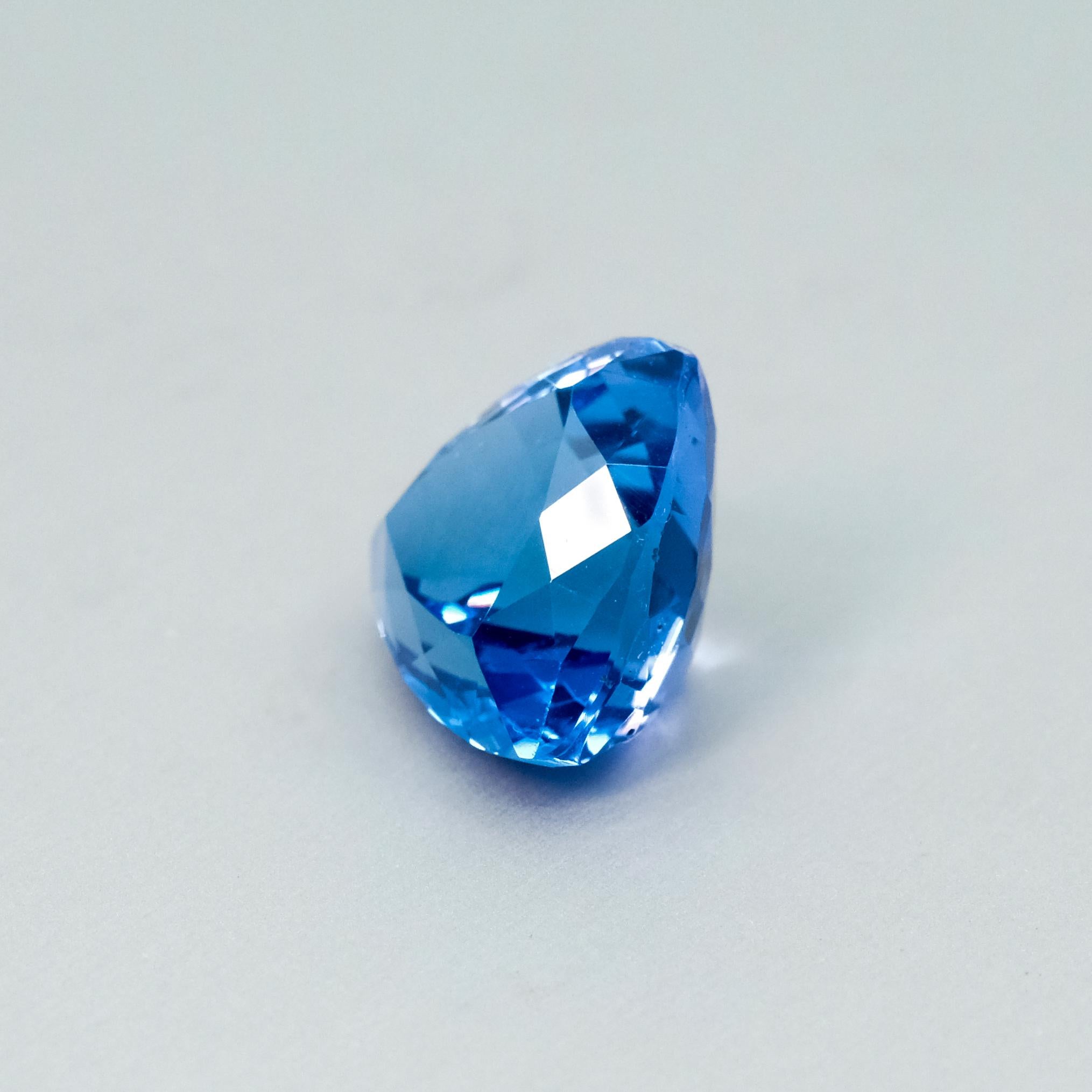Una tanzanite blu vivida sciolta con taglio a brillante di 11,95ct
Questa pietra può essere incastonata in un pezzo a tua scelta o conservata per essere ammirata da sola.