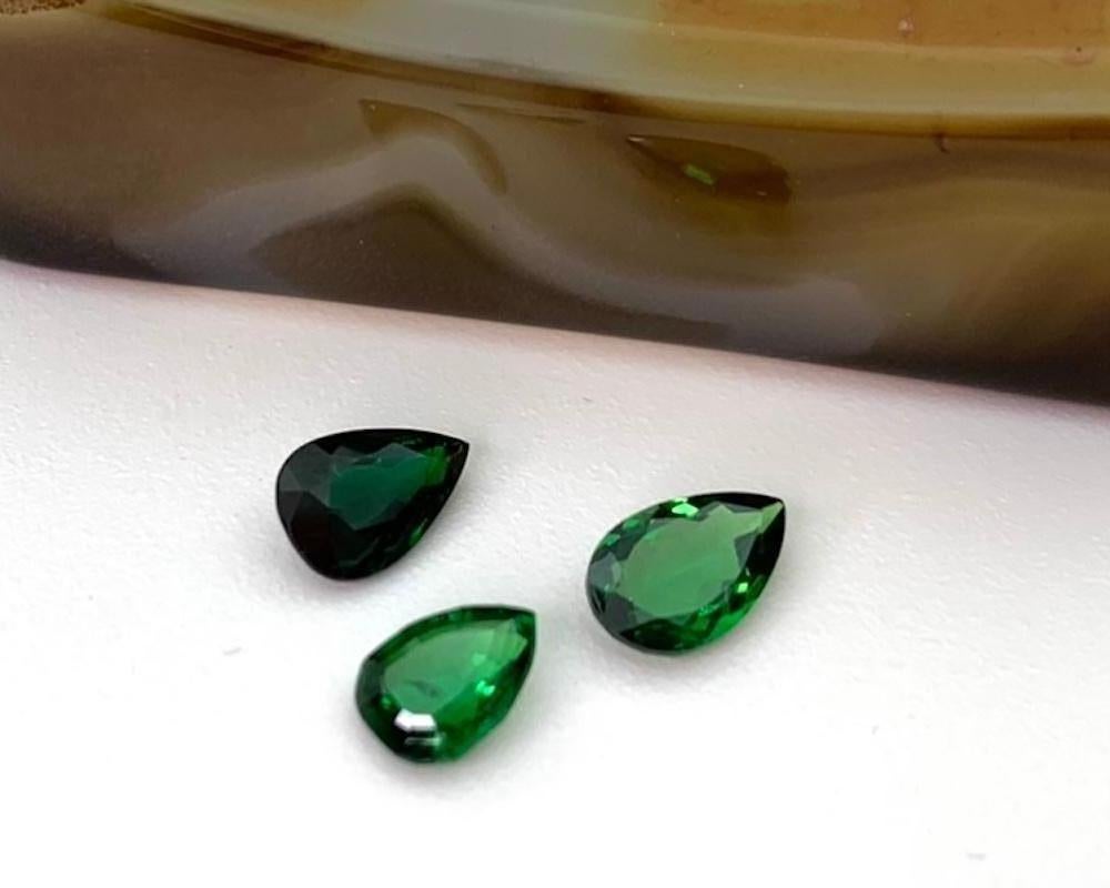 Lot de trois grenats tsavorites non sertis, pierres précieuses de 2,48 carats au total, collier en forme de poire Unisexe en vente