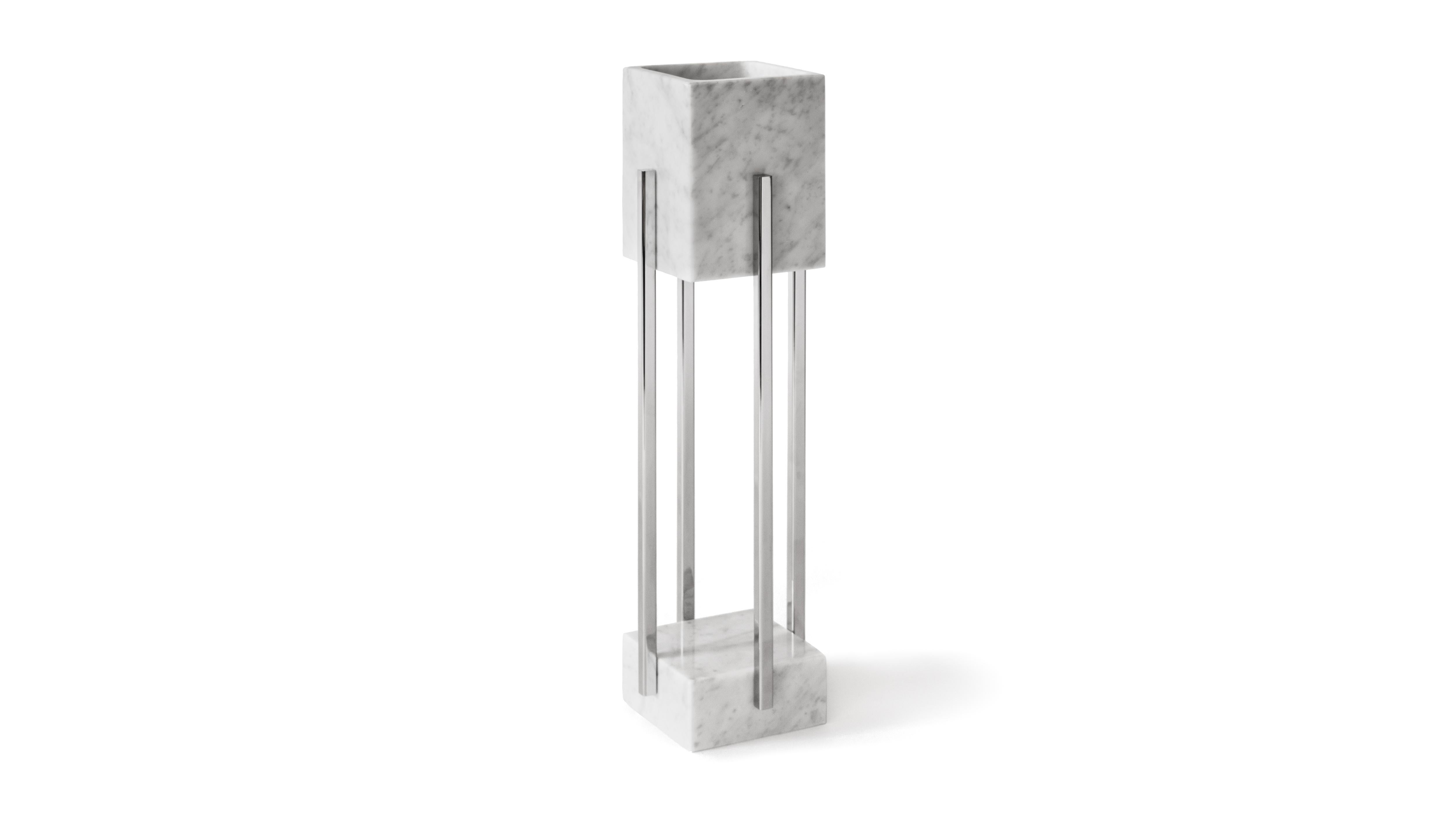 La lámpara de mesa Looshaus es un diseño contemporáneo que interpreta la austeridad modernista del edificio Looshaus del arquitecto Adolf Loos.
El edificio Looshaus de Viena marcó un punto de inflexión en la arquitectura por su rechazo del
