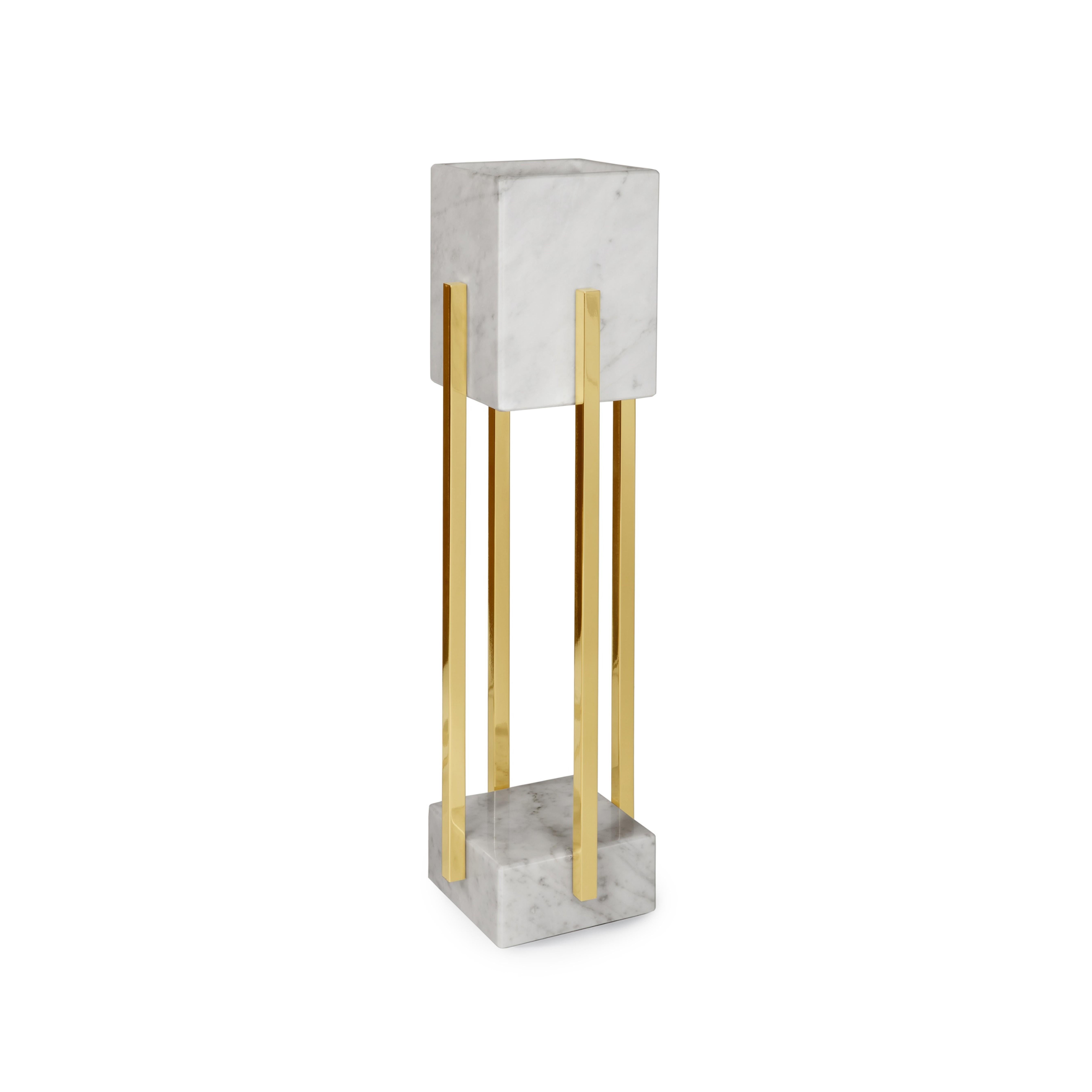 La lampe de table Looshaus est un design contemporain qui interprète l'austérité moderniste du bâtiment Looshaus de l'architecte Adolf Loos.
Le bâtiment Looshaus à Vienne a marqué un tournant dans l'architecture par son rejet de l'historicisme et