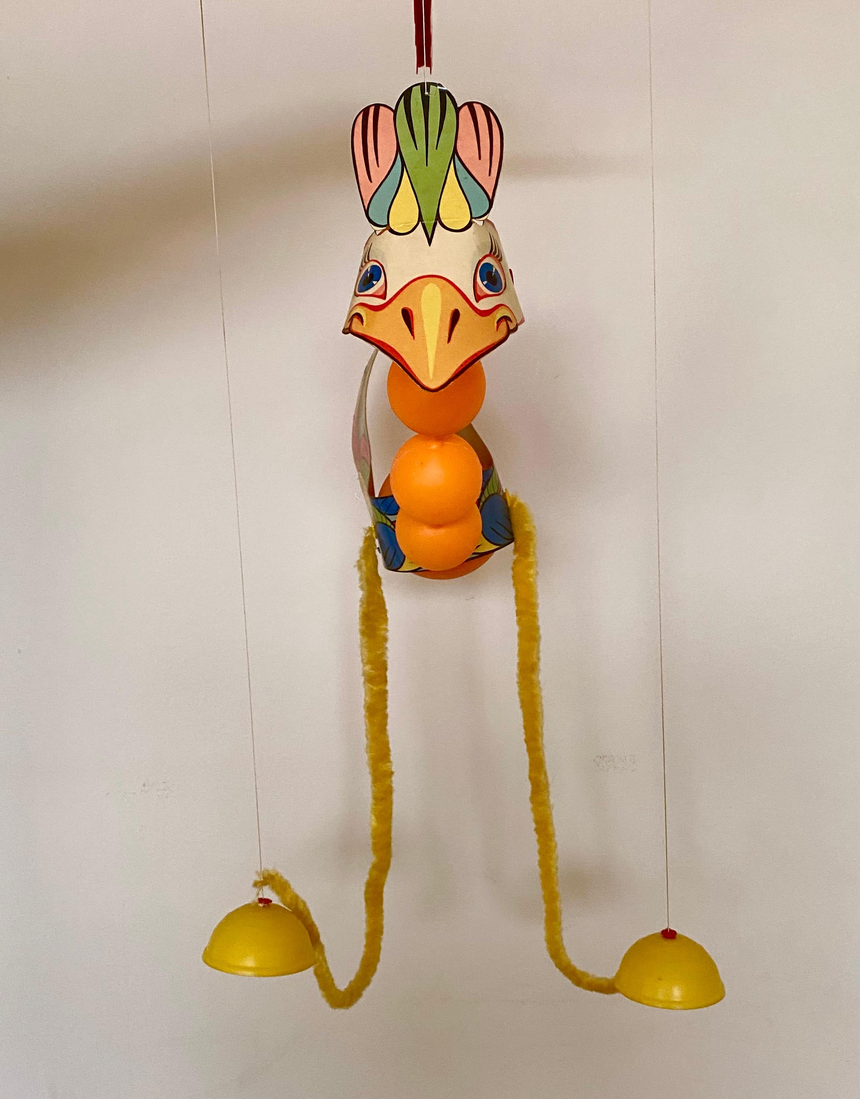 Seltene Loosi Goosi mulicolor Marionette wurde in Italien ca, die 1970er Jahre hergestellt.
Das Spielzeug wurde hauptsächlich aus Plastik und Karton hergestellt. Es ist in sehr gutem Zustand in Anbetracht seines Alters und es kommt sogar mit der