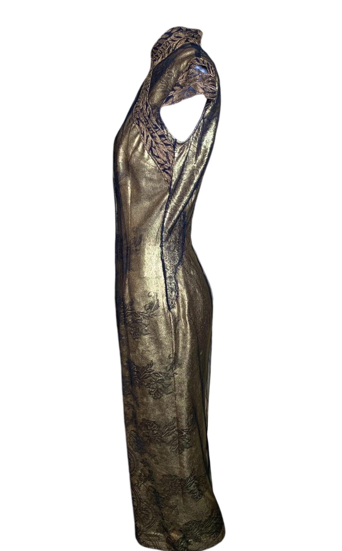 Entworfen von dem New Yorker Designer Lopez Knudson, ca. 2010er Jahre. Wie viele Knudson-Stücke wurde auch dieses aus recyceltem, antikem Stoff hergestellt. Der aufwändige Lammbesatz, der den Kragen und den Kreuzausschnitt des Cheongsams abgrenzt,