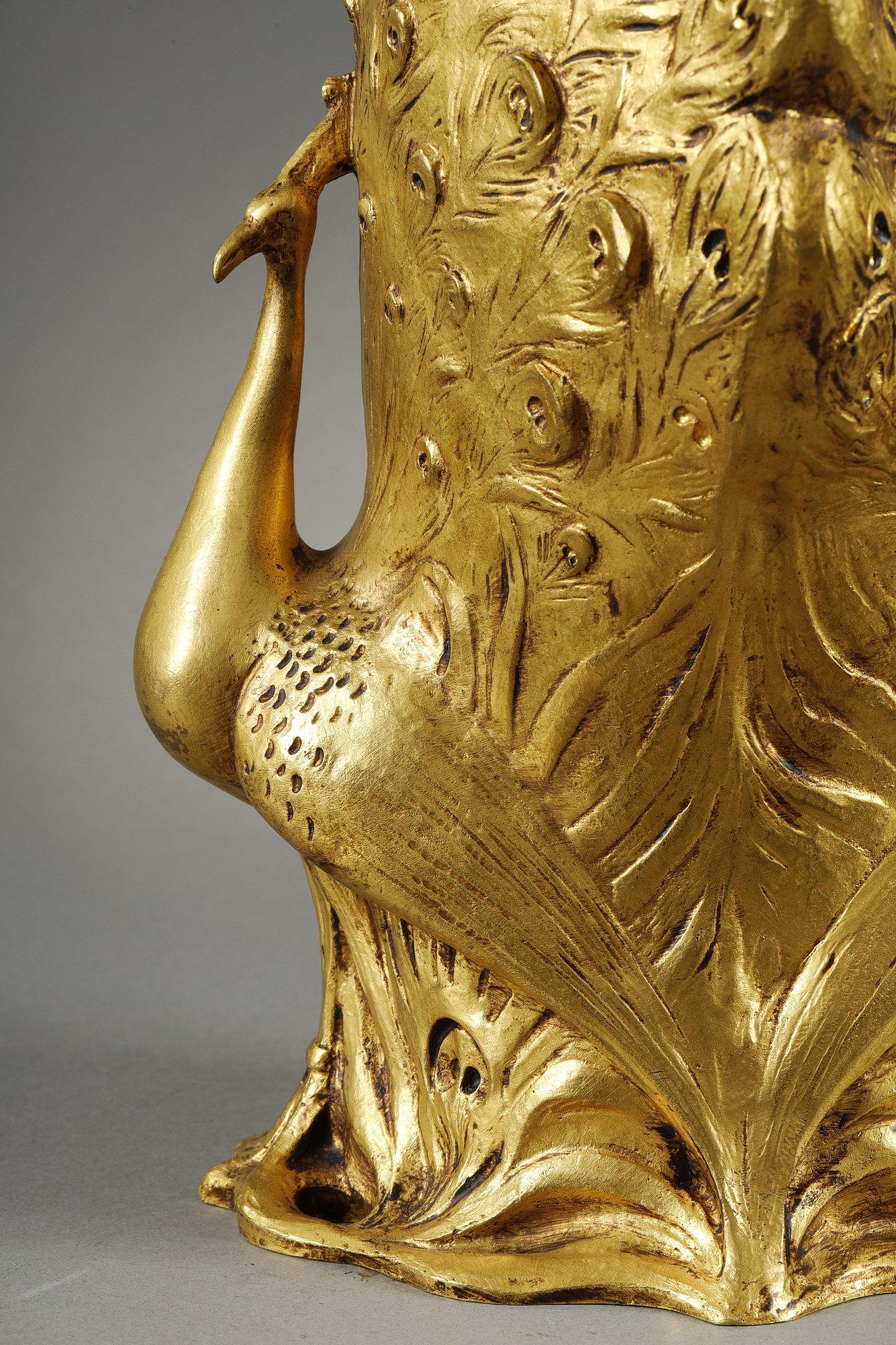 Vaso a forma di pavone - Figurative Sculpture Oro di Léopold Savine