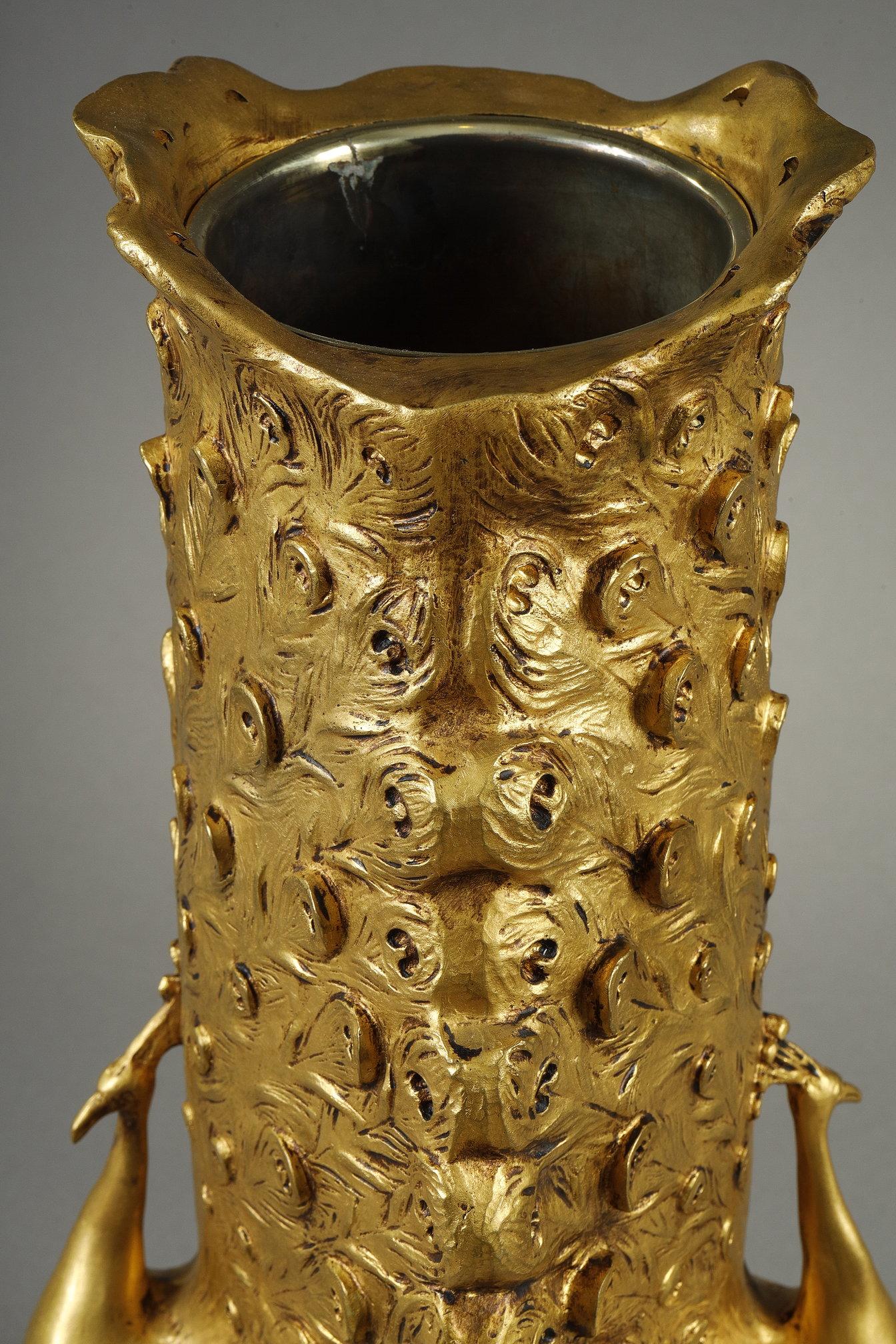 Vaso a forma di pavone
di Léopold Savine (1861-1934)

Un raro vaso in bronzo dorato 
a forma di due pavoni con il piumaggio alzato.
Firmato sulla base 
