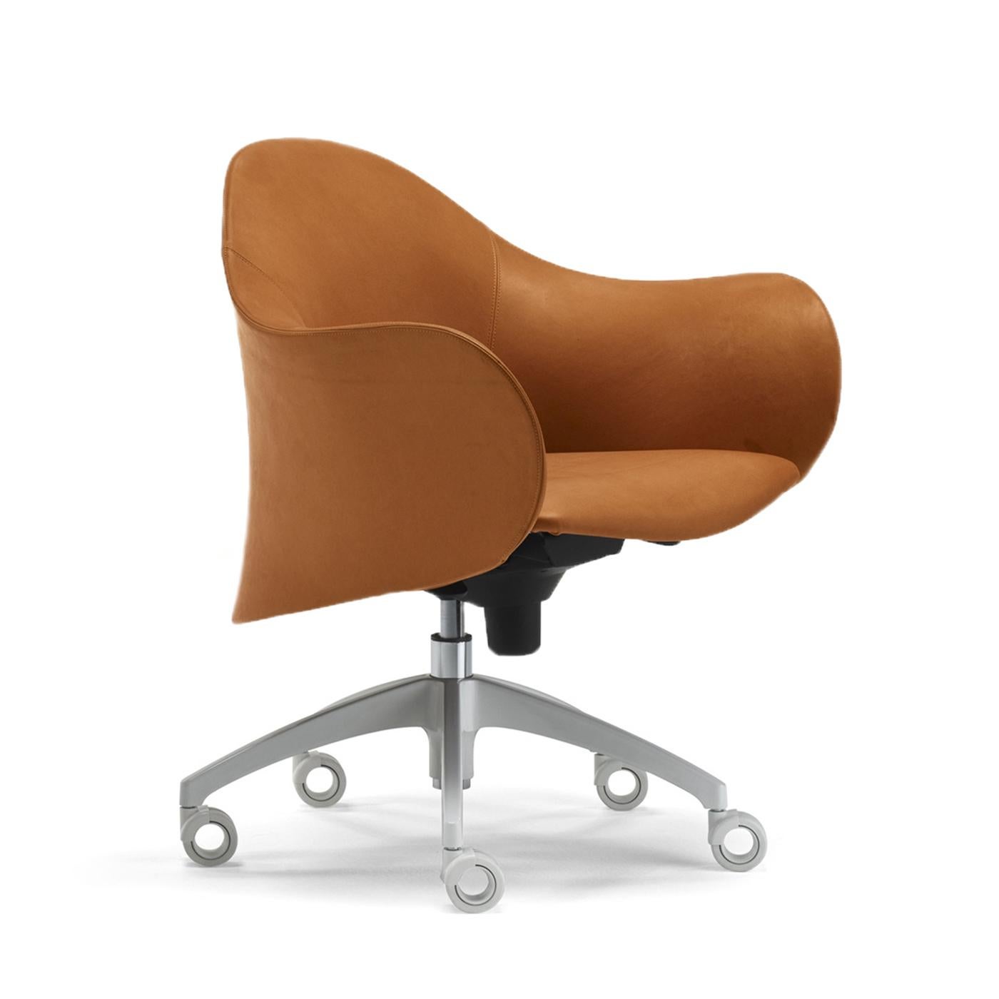 Faisant partie de la collection Lopod, cette chaise est conçue par Giulio Manzoni et présente une coque extérieure structurelle en polyuréthane recouverte de cuir brun naturel doux. La base étoile en aluminium est dotée d'un mécanisme de contrôle de
