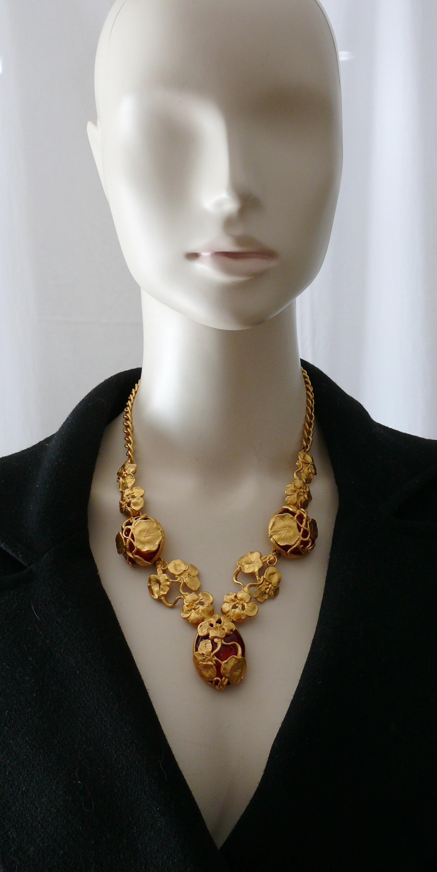 L'OR DU SOIR Paris gorgeous vintage gold toned floral ART NOUVEAU inspired necklace featuring large red resin cabochons.

Toggle and loop closure.

Embossed L'OR DU SOIR Paris.

Indicative measurements : length approx. 51 cm (20.08 inches) / central