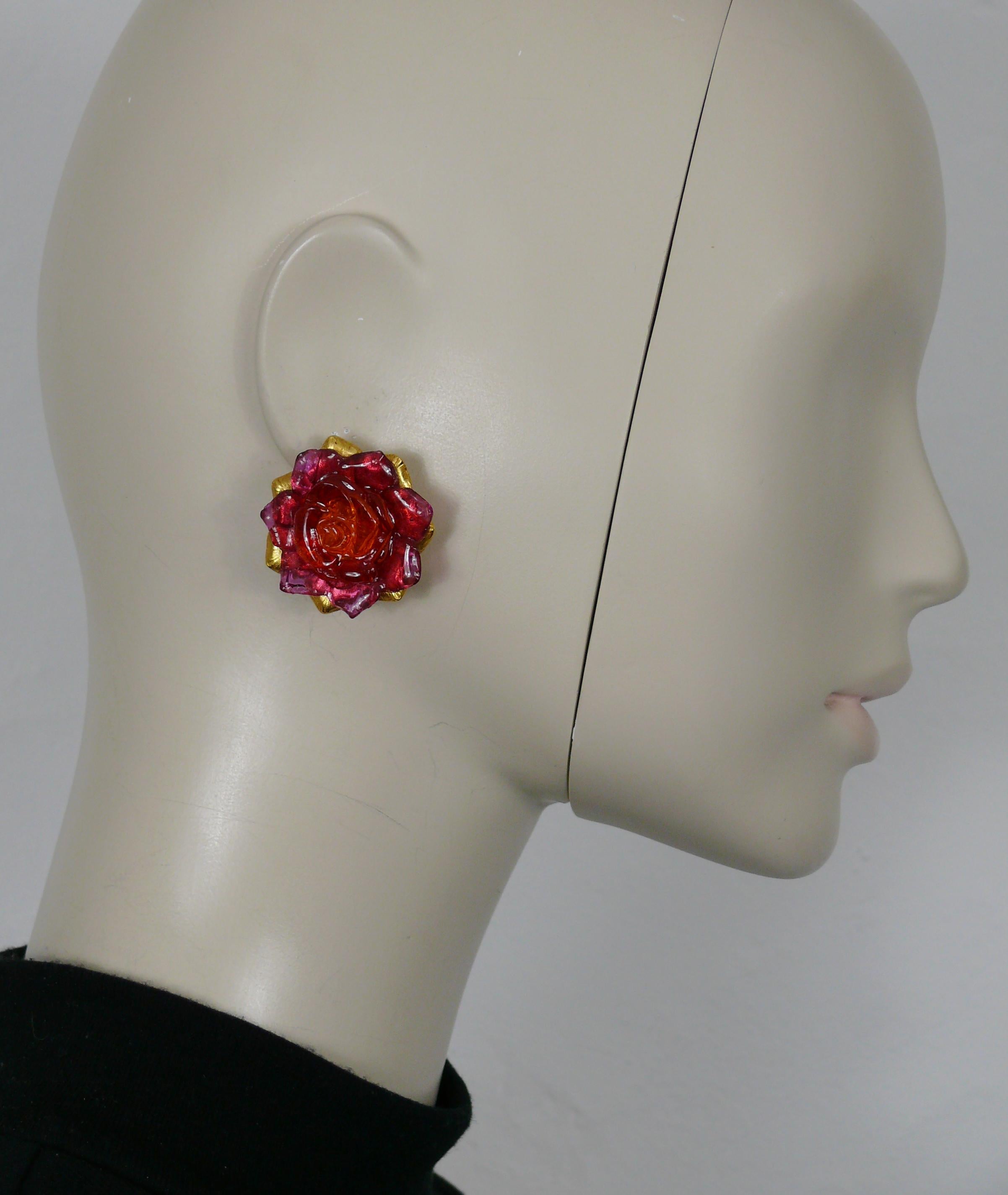 L'OR DU SOIR vintage gold tone clip-on earrings featuring a pink and orange resin flower.

Embossed L'OR DU SOIR Paris.

Indicative measurements : approx. 3.5 cm x 3.5 cm (1.38 inches x 1.38 inches).

Weight per earring : approx. 15