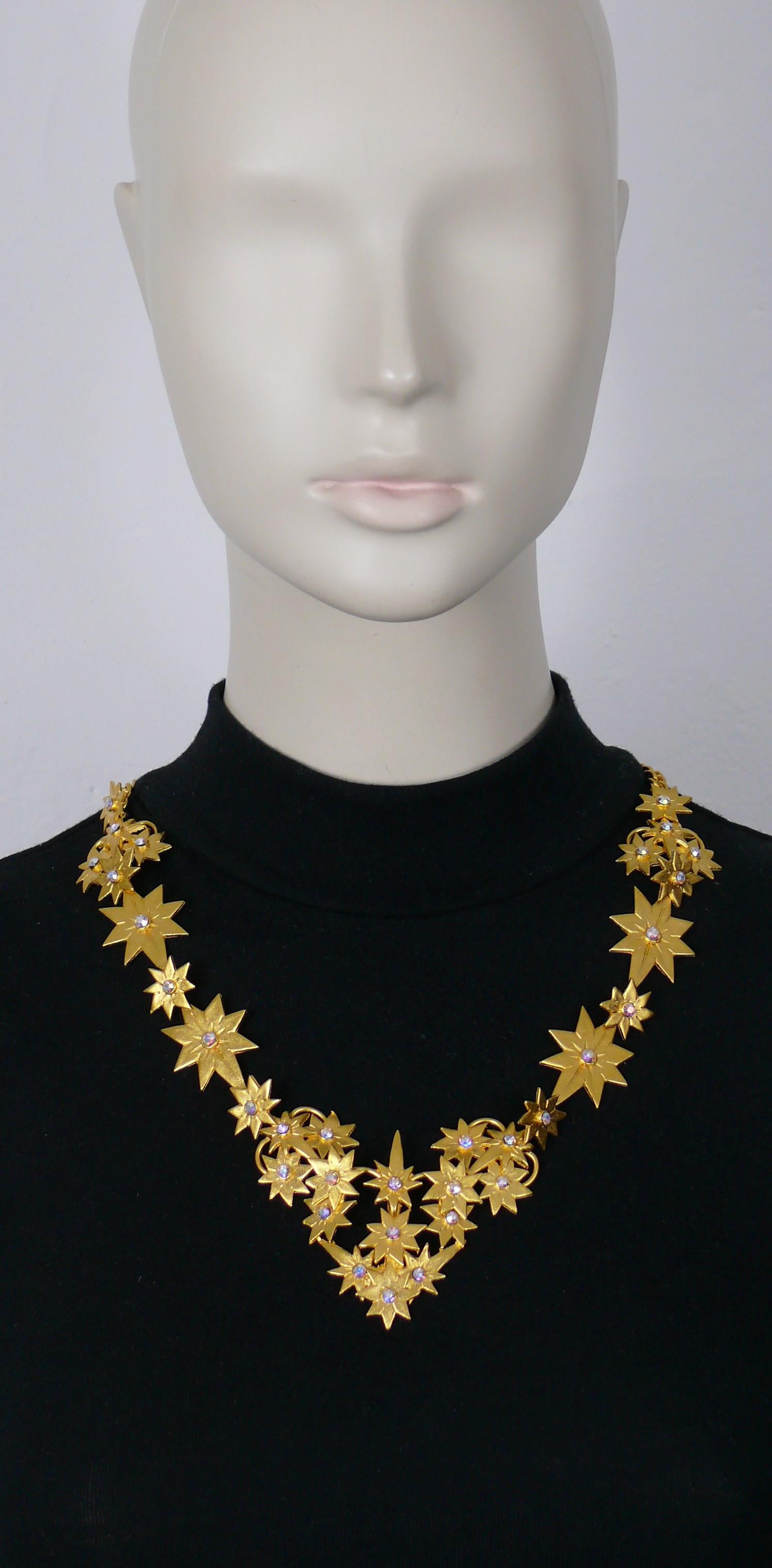 L'OR DU SOIR vintage gold tone necklace featuring stars embellished with aurora borealis crystals.

Toggle and loop closure.

Embossed L'OR DU SOIR.

Indicative measurements : length approx. 57.5 cm (22.64 inches) / max. width approx. 5.5 cm (2.17
