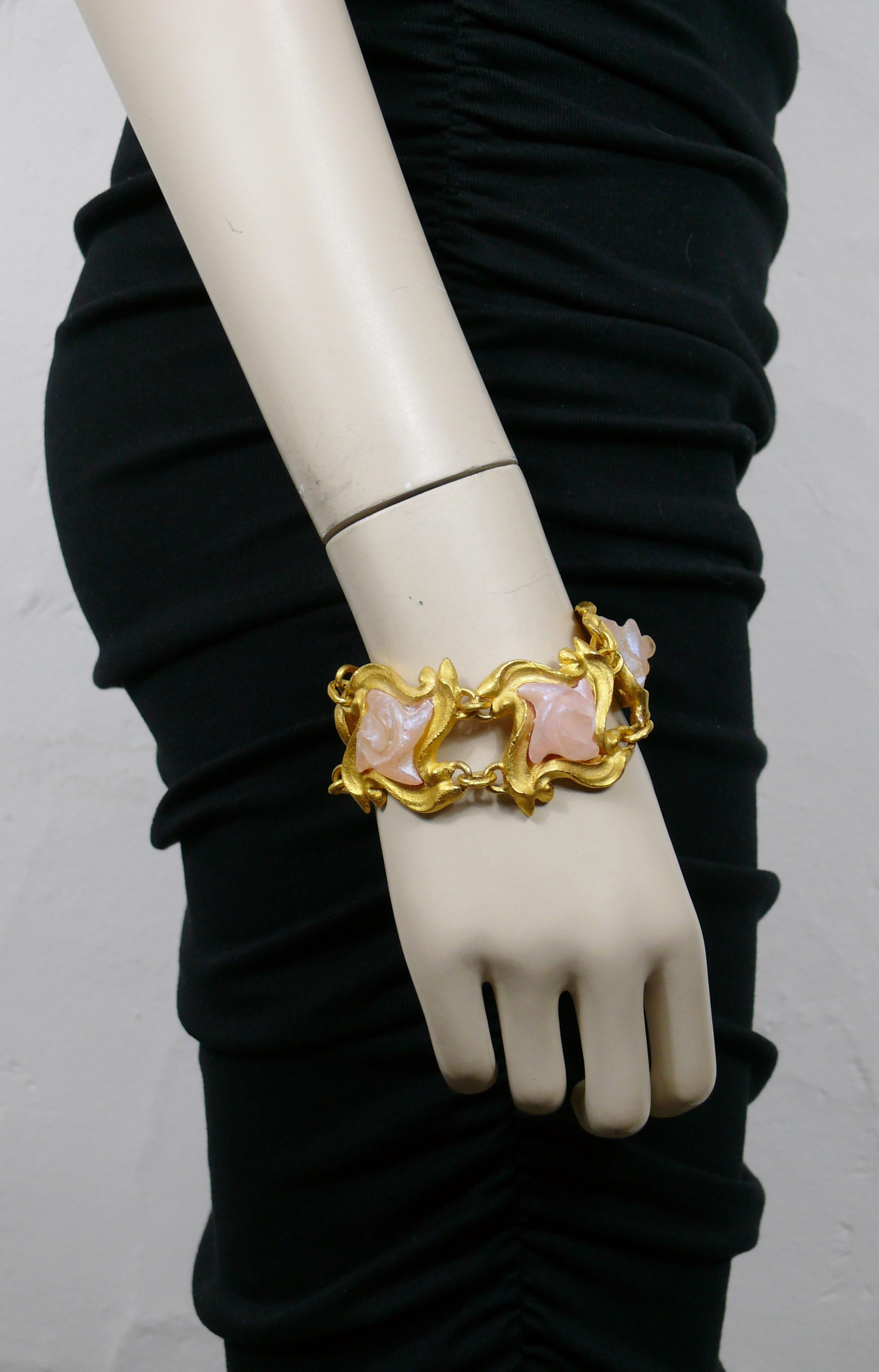 L'OR DU SOIR vintage gold tone link bracelet embellished with iridescent pink resin cabochons.

Embossed L'OR DU SOIR Paris.

Indicative measurements : length approx. 20 cm (7.87 inches) / link width approx. 3 cm (1.18 inches).

Materials : Gold