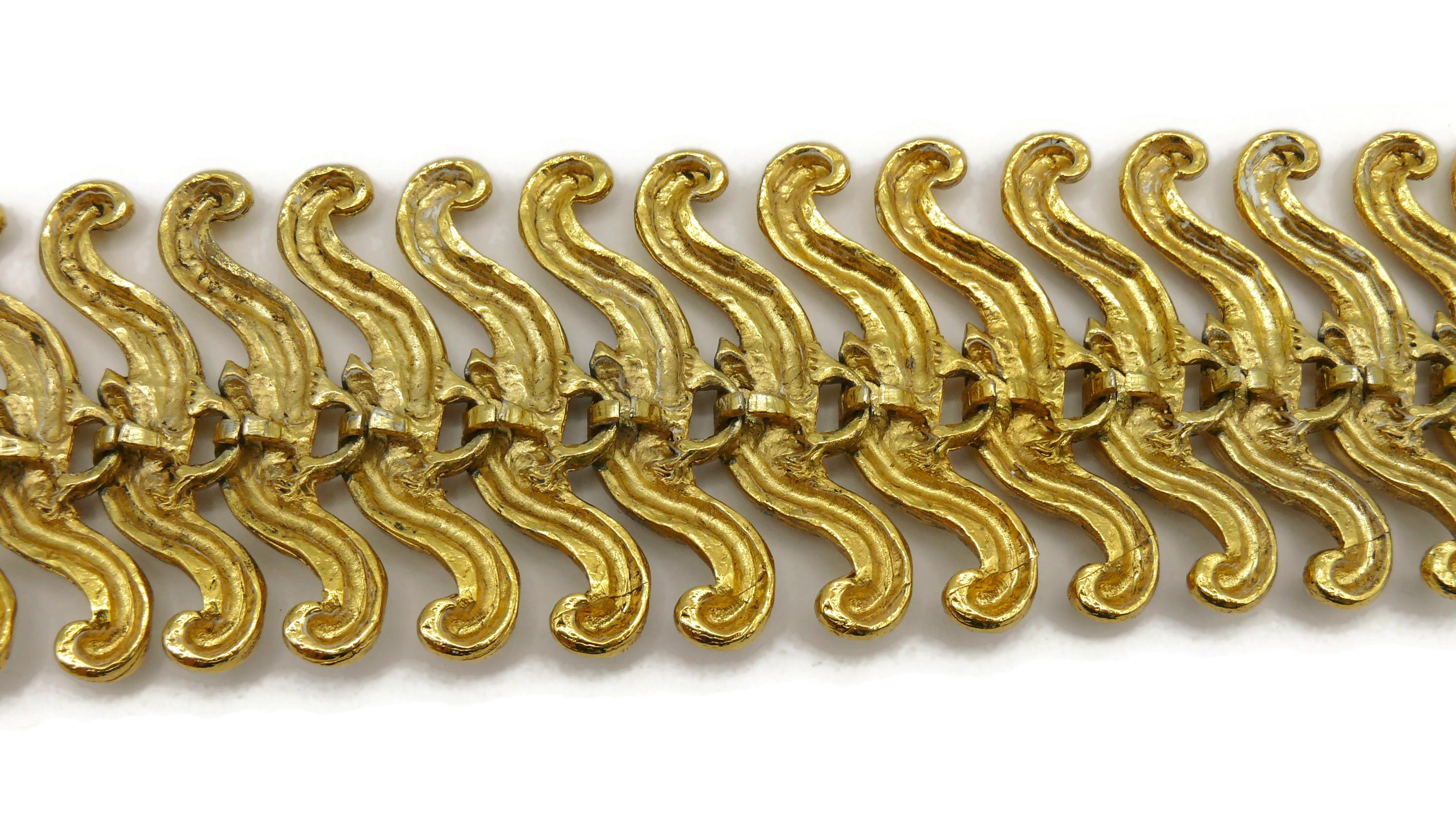 L'OR DU SOIR Vintage Gold Tone Scroll Link Necklace For Sale 8