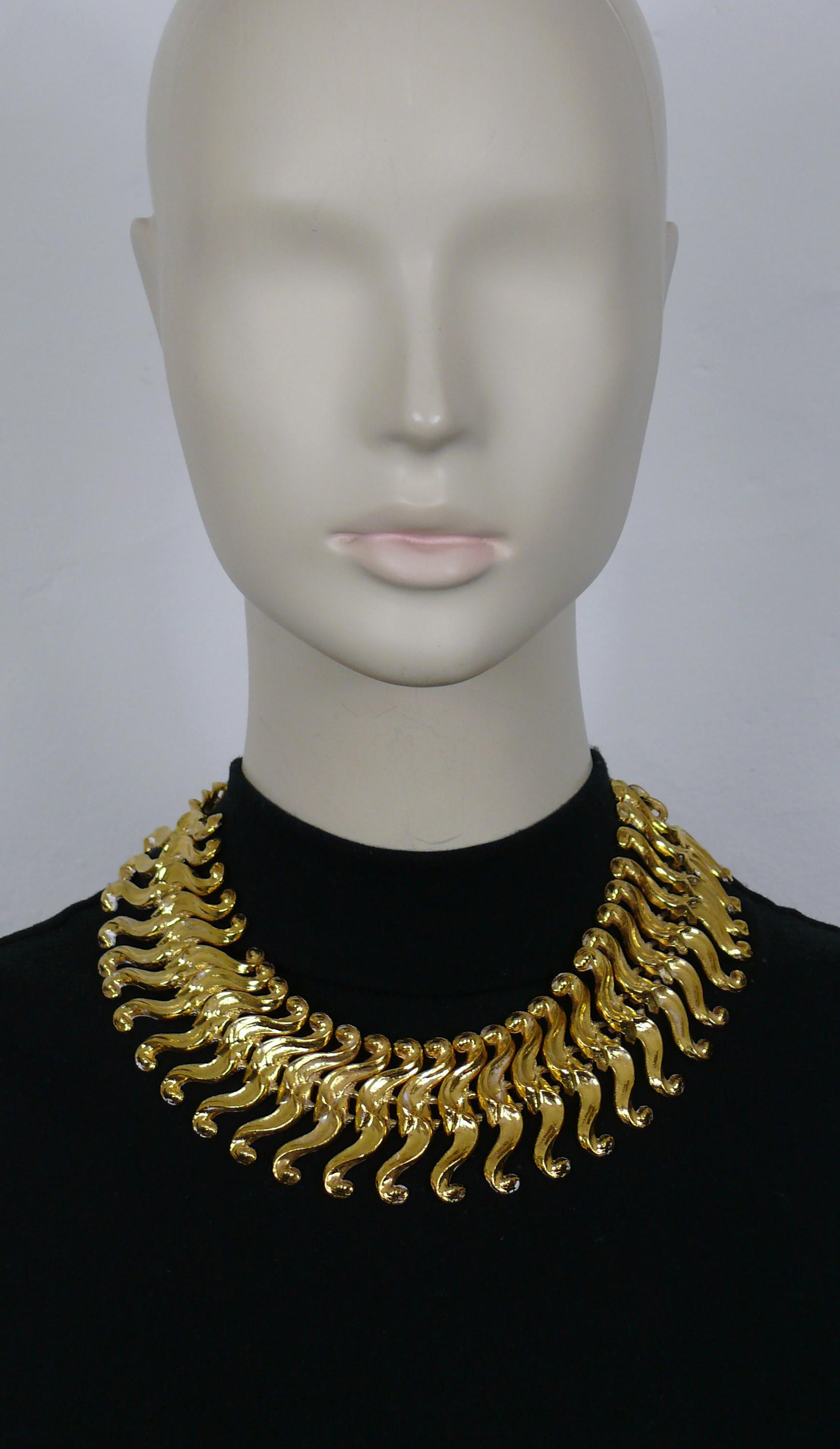 L'OR DU SOIR vintage gold tone necklace featuring articulated scroll links.

Toggle and loop closure.

Embossed L'OR DU SOIR Paris.

Indicative measurements : length approx. 47 cm (18.50 inches) / width approx. 4.6 cm (1.81 inches).

Material : Gold