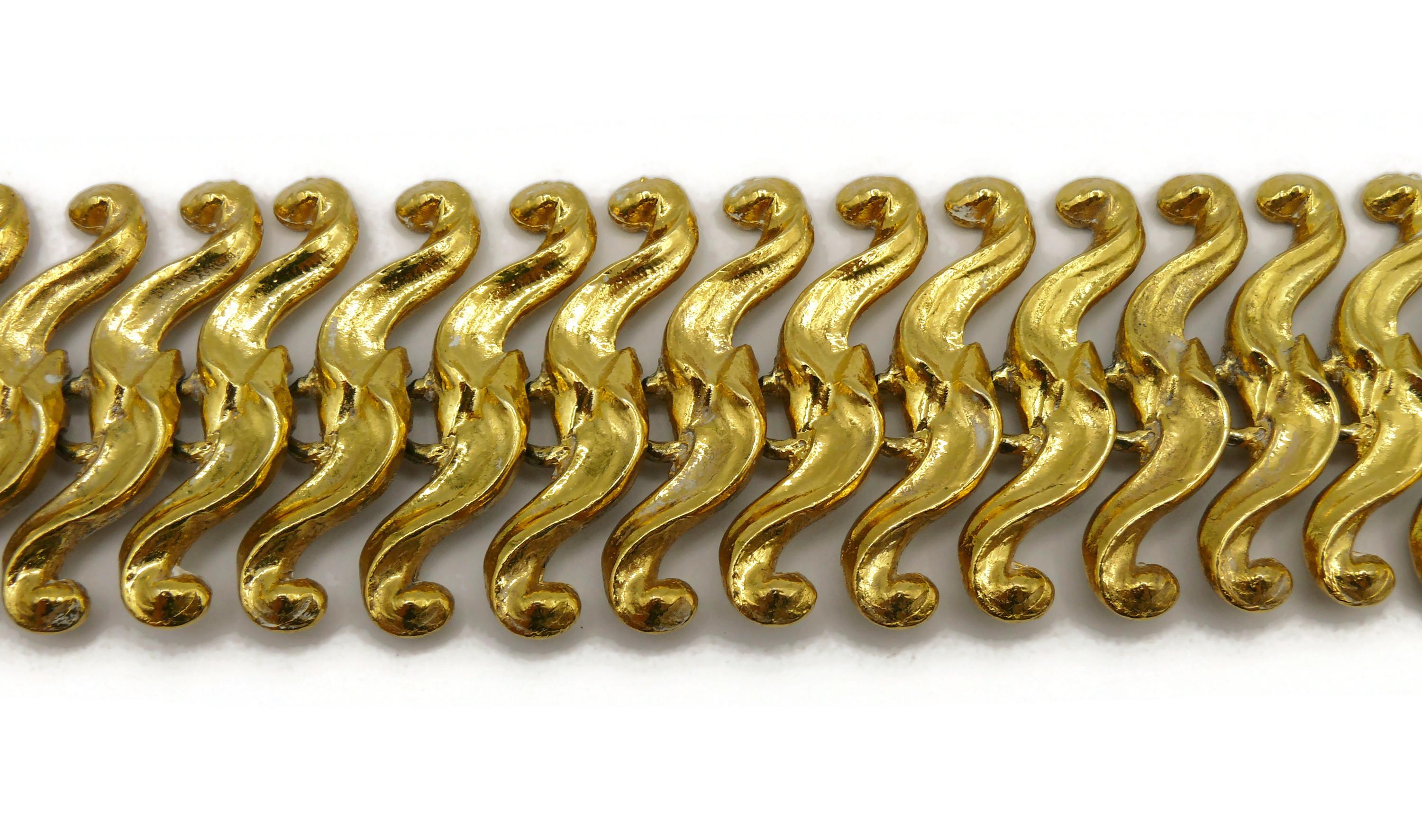 L'OR DU SOIR Vintage Gold Tone Scroll Link Necklace For Sale 2