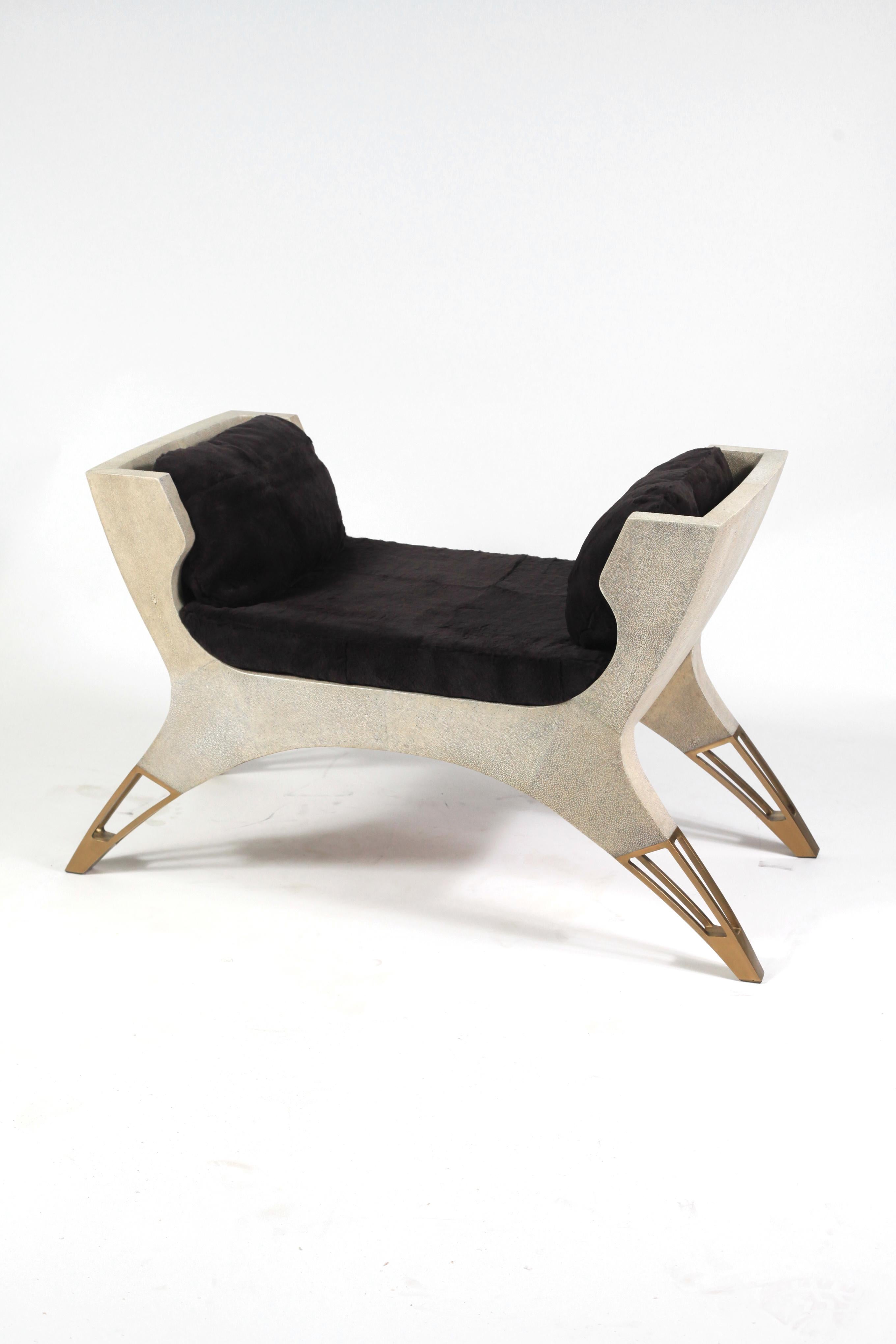 Banc Lord en galuchat crème et laiton Patina par R&Y Augousti en vente 2
