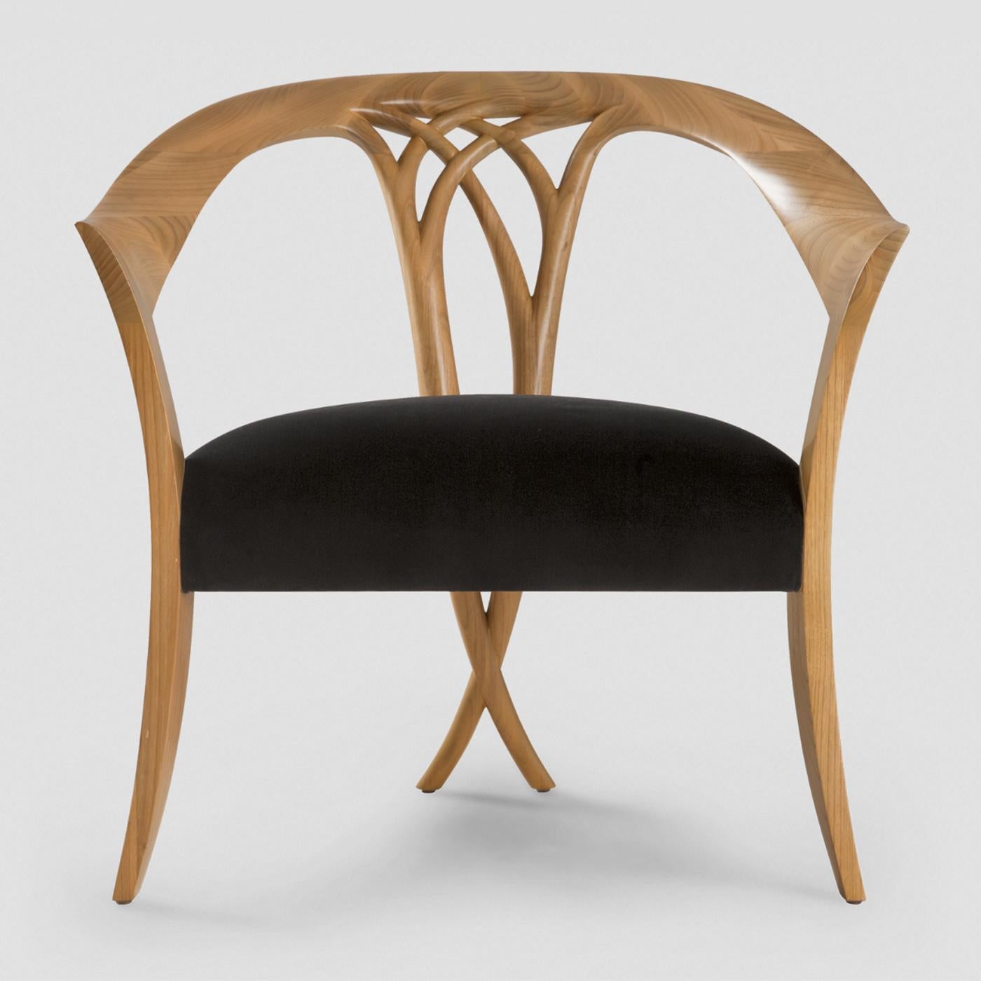 Chair Lord with hand carved structure in solid wood
polished and natural varnished, with upholstered seat 
covered with black Jet fabric.
Also available in black or white lacquered or in natural
tabac finish. Also available with other fabrics on