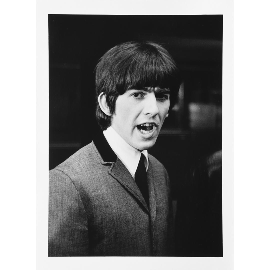 Lord Christopher Thynne Portrait Print – Die Beatles, George Harrison an der Marylebone Station