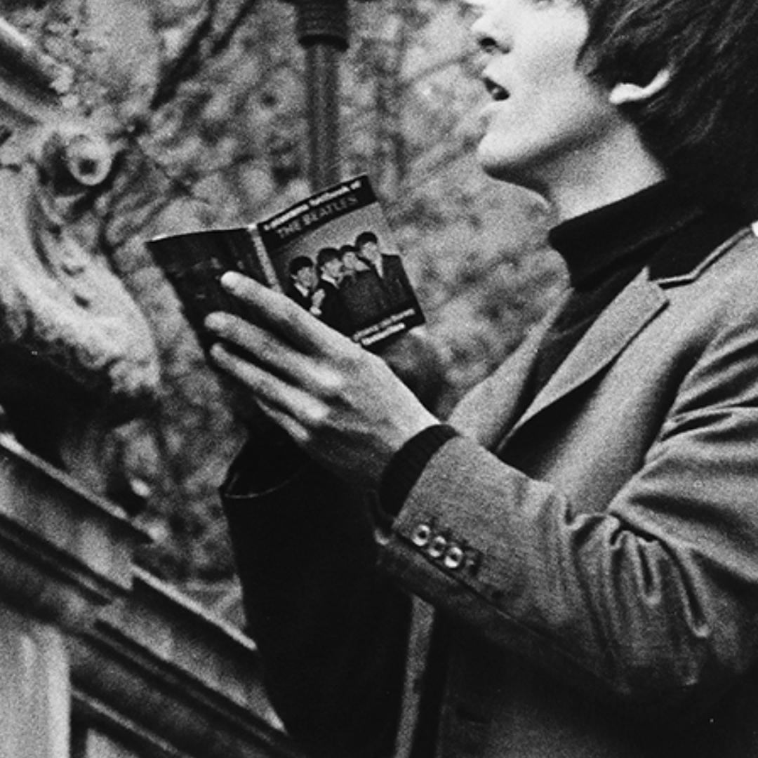 George Harrison, die Beatles, George Harrison signiert ein Buch im Wandgarten (Grau), Portrait Print, von Lord Christopher Thynne
