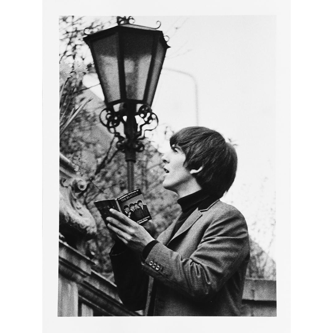 Lord Christopher Thynne Portrait Print – George Harrison, die Beatles, George Harrison signiert ein Buch im Wandgarten