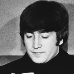 The Beatles, John Lennon mentre beve un tè nella Garrison Room