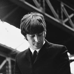 The Beatles, John Lennon seduto su un cartellone pubblicitario I