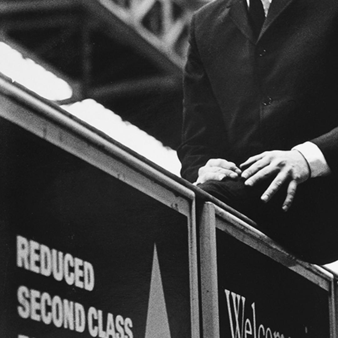 John Lennon est assis sur une charrette publicitaire à la Marylebone Station II - Noir Portrait Print par Lord Christopher Thynne