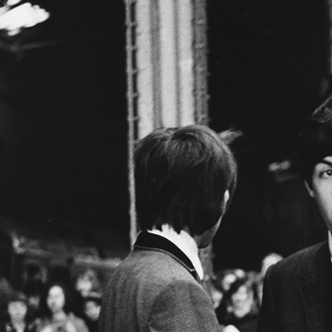The Beatles, Paul McCartney y George Harrison en la estación de Marylebone - Portrait Print Negro de Lord Christopher Thynne