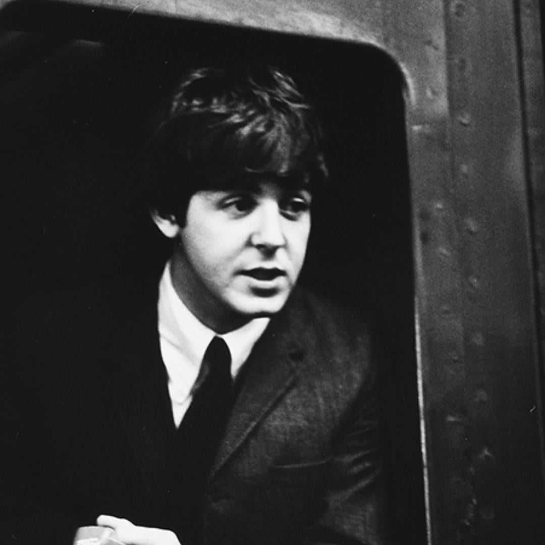 Paul McCartney, die Beatles, auf einem Zug an der Marylebone-Station – Print von Lord Christopher Thynne