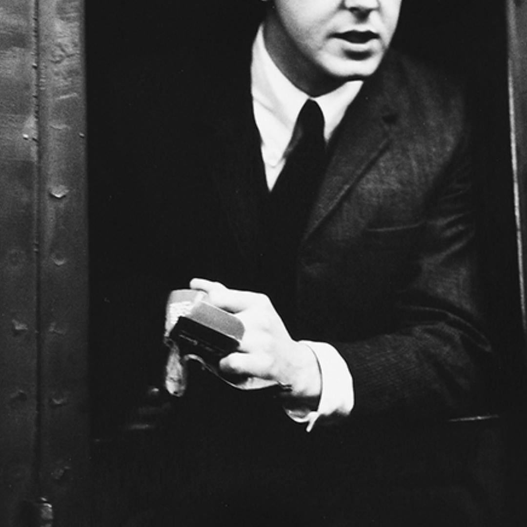 Paul McCartney, die Beatles, auf einem Zug an der Marylebone-Station (Schwarz), Portrait Print, von Lord Christopher Thynne