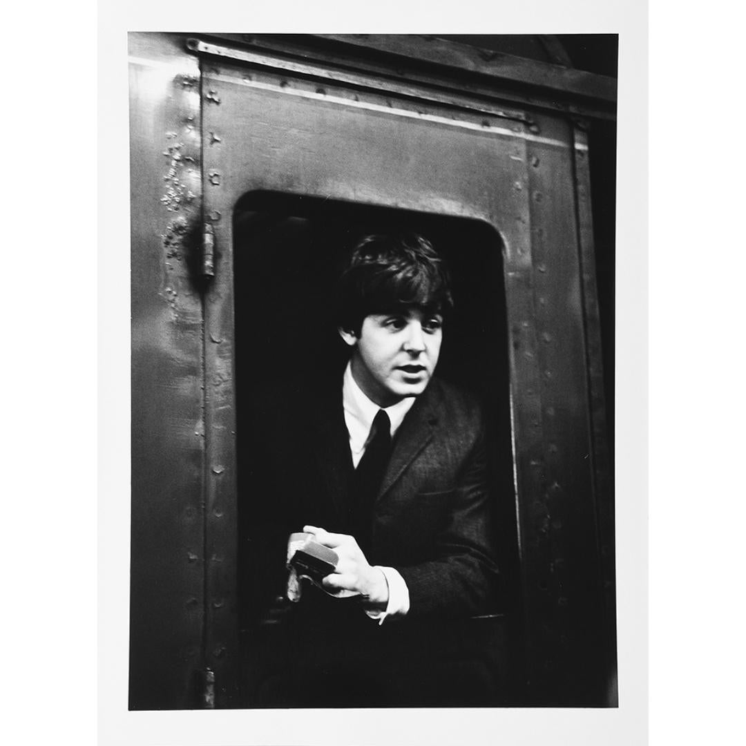 Lord Christopher Thynne Portrait Print – Paul McCartney, die Beatles, auf einem Zug an der Marylebone-Station