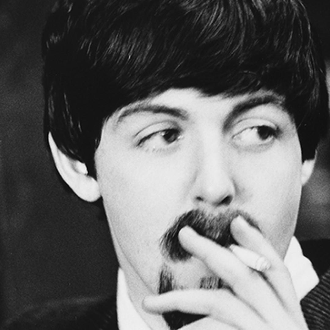 Paul McCartney, die Beatles, rauchen an der Marylebone Station – Print von Lord Christopher Thynne