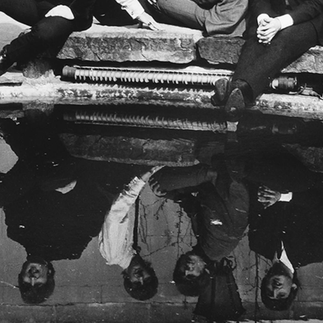 The Beatles en el jardín amurallado del Club Les Ambassadeurs, Mayfair II - Print de Lord Christopher Thynne