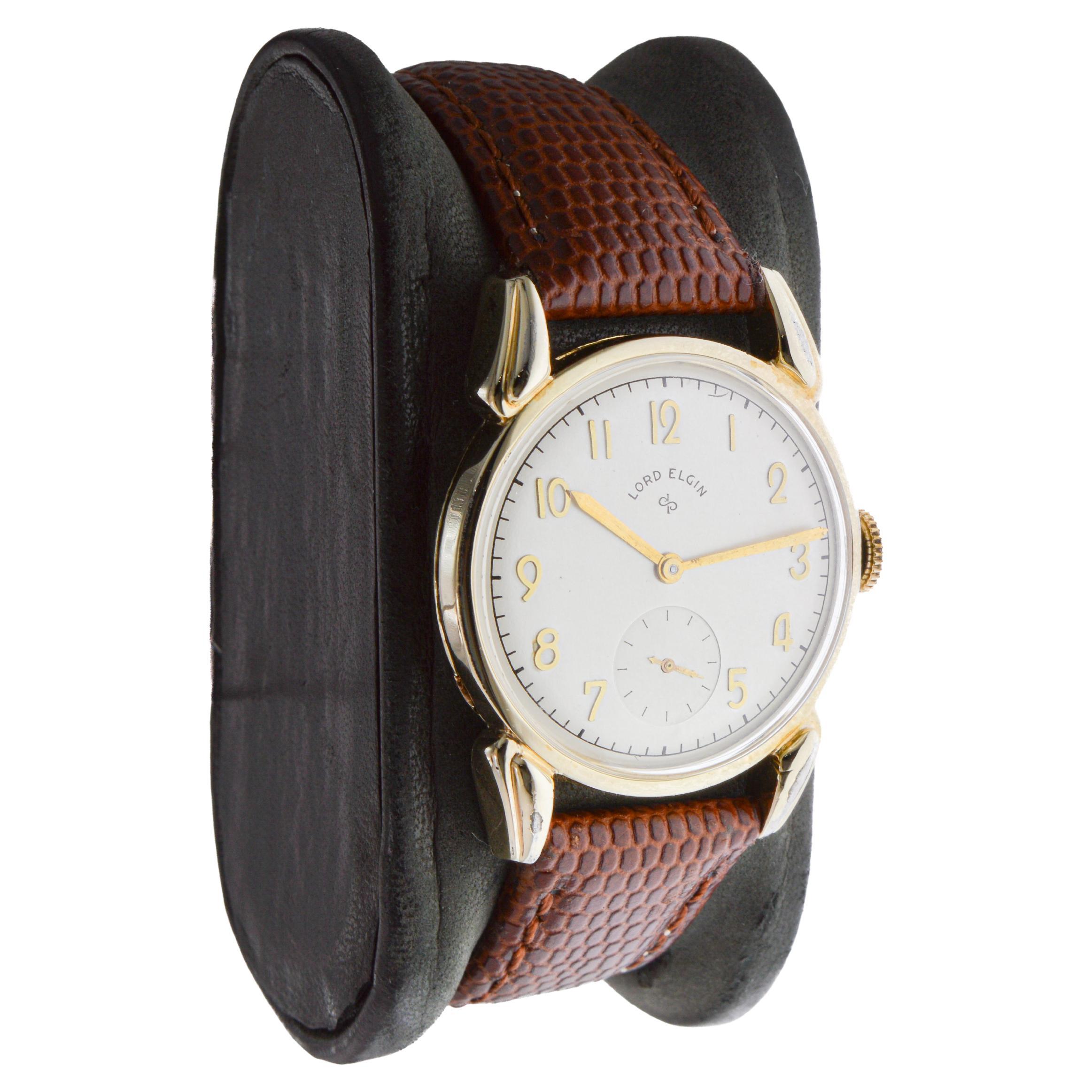 FABRIK / HAUS: Lord Elgin-Elgin Watch Company
STIL / REFERENZ: Art Deco / Referenz 4810
METALL / MATERIAL: Gelbgold gefüllt
CIRCA / JAHR: 1940er Jahre
ABMESSUNGEN / GRÖSSE: Länge 38mm X Durchmesser 29mm
UHRWERK / KALIBER: Handaufzug / 21 Jewels /