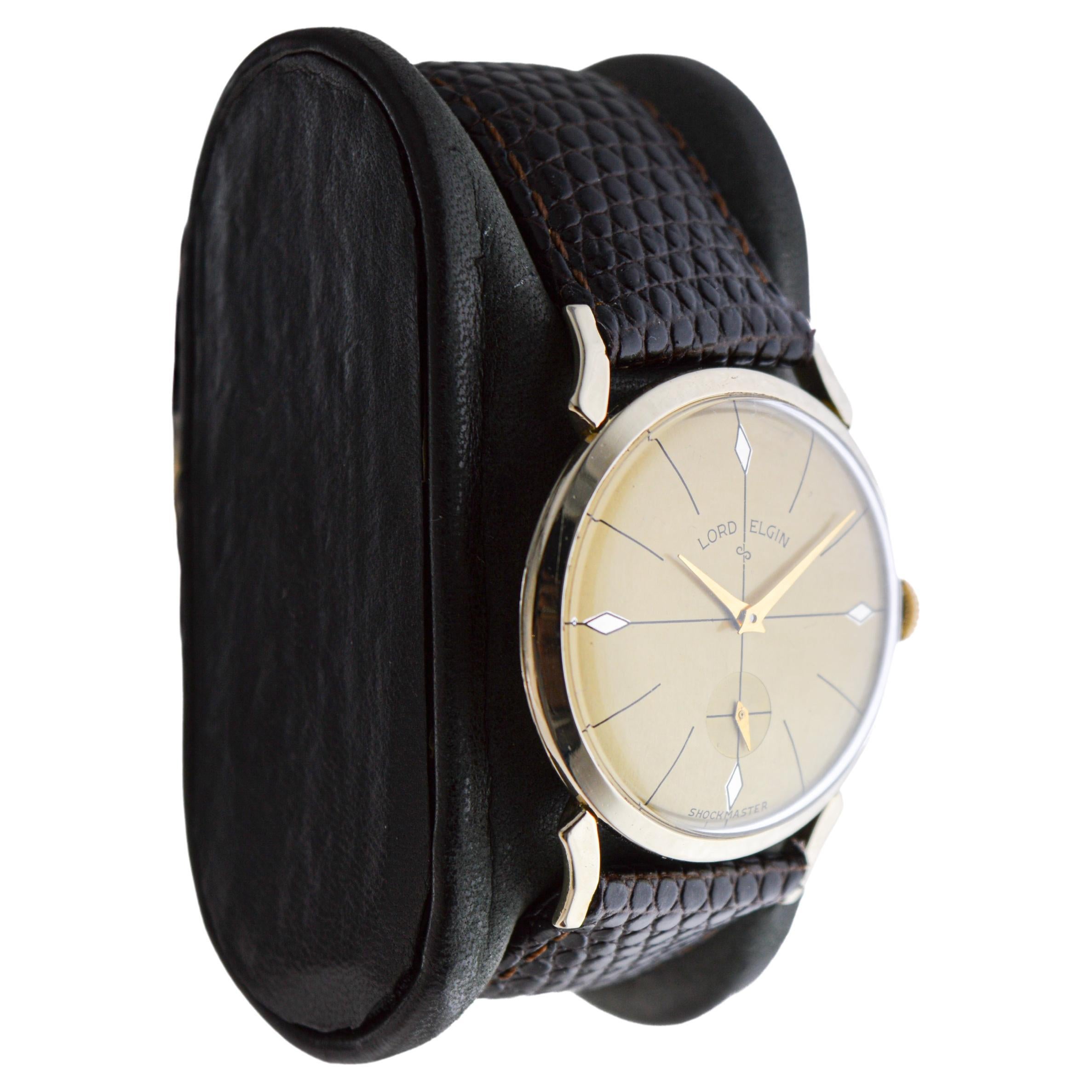 FABRIK / HAUS: Elgin Watch Company 
STIL / REFERENZ: Shockmaster / Lord Elgin 
METALL / MATERIAL: Gelbgold-Füllung
CIRCA / JAHR: 1950er Jahre
ABMESSUNGEN / GRÖSSE: Länge 40mm X Durchmesser 32mm
UHRWERK / KALIBER: Handaufzug / 23 Jewels / Kaliber 