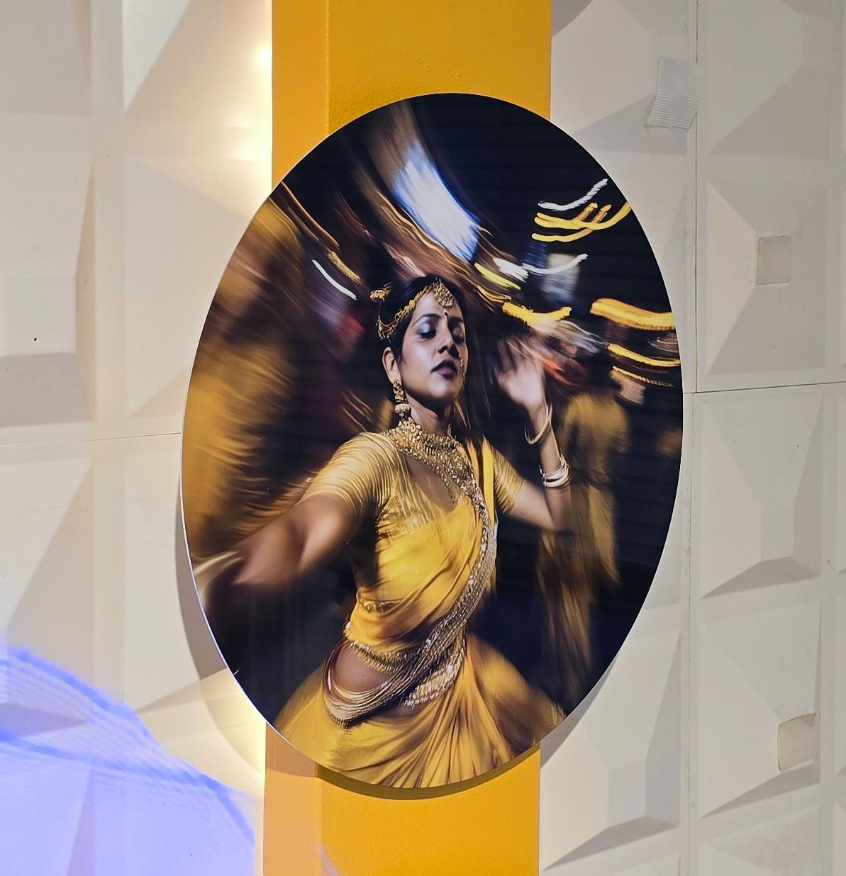 Ahmedabad 151213-42 (India, Ballerino di strada, Movimento, Ritmo, Vibrazioni, 30% OFF) - Figurative Photograph Marrone di Lord Fauntleroy
