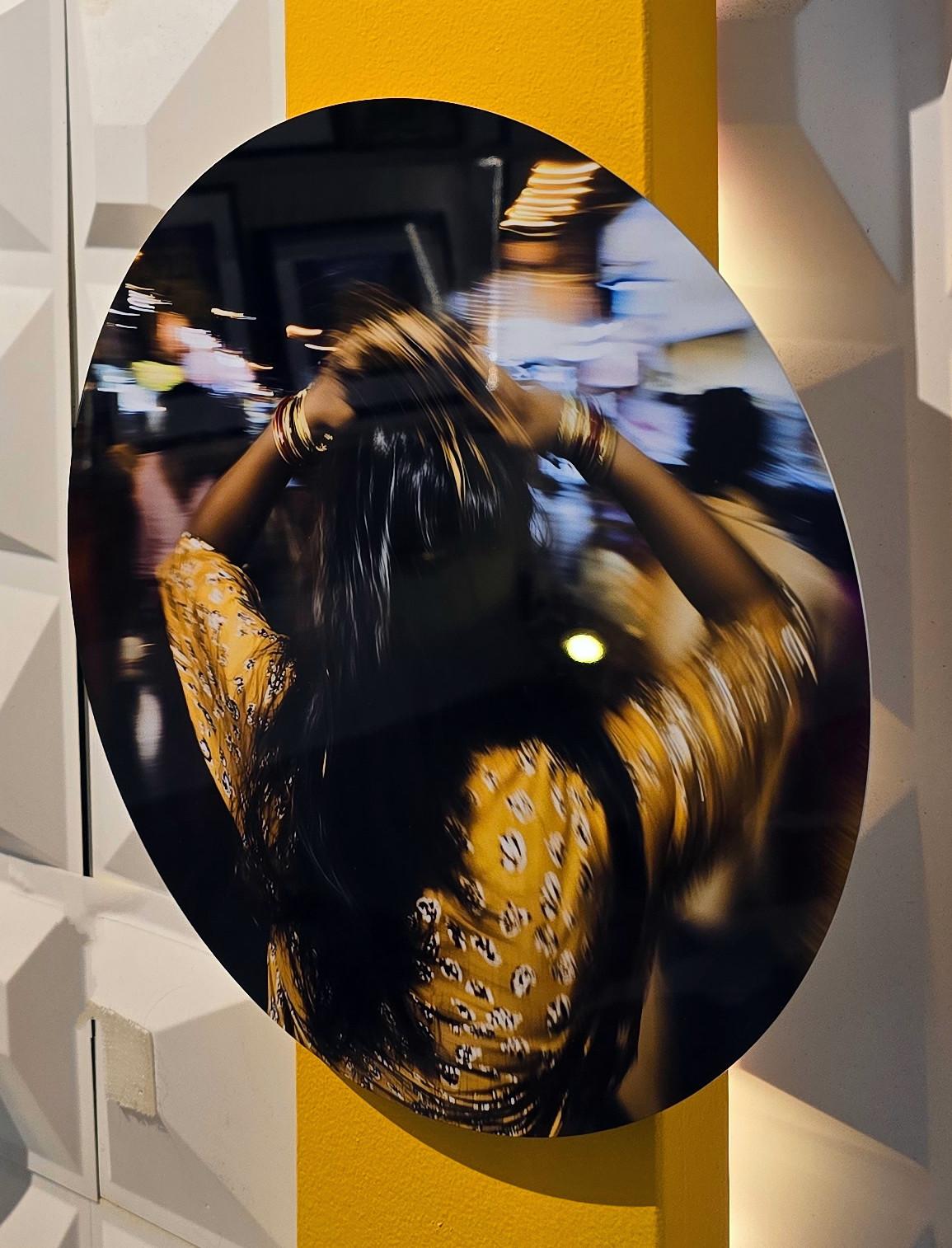 Ahmedabad 151213-84 (India, Bailarina callejera, Movimiento, Ritmo, Vibraciones, 30% OFF) - Photograph Arte callejero de Lord Fauntleroy