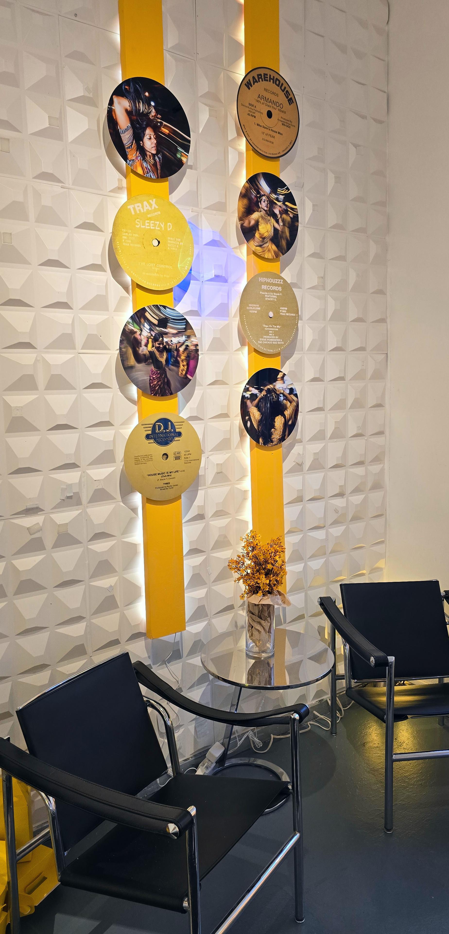 Label House in Yellow II (Chicago, Classico, O.G., Dance, Club, Iconico, 30% OFF) in vendita 1