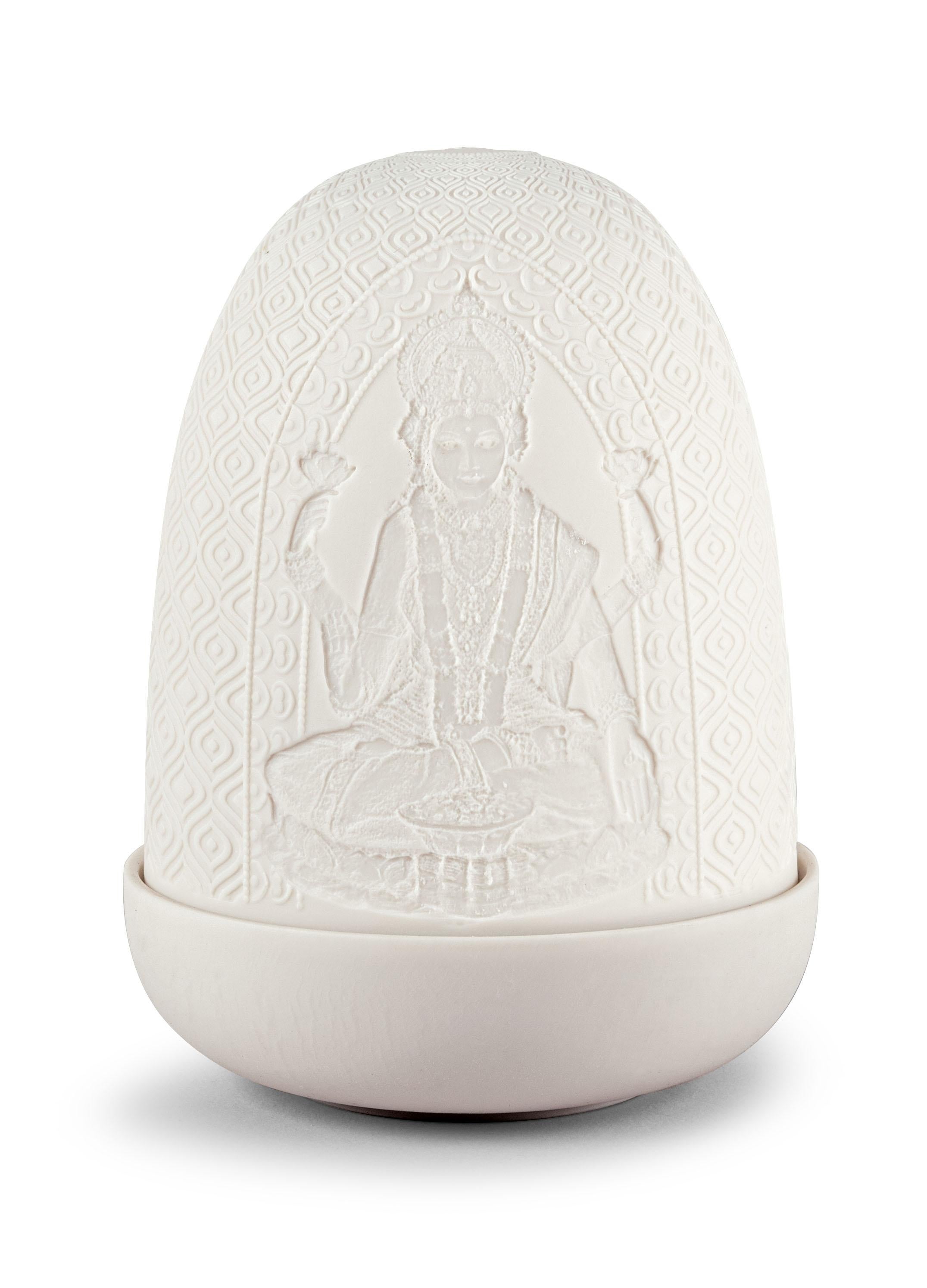 Lampe en porcelaine de la collection Dome représentant Ganesha et Lakshmi, deux des dieux les plus vénérés d'Inde. Cette nouvelle lampe en porcelaine présente des gravures artisanales de deux des dieux les plus vénérés d'Inde. D'un côté, on peut