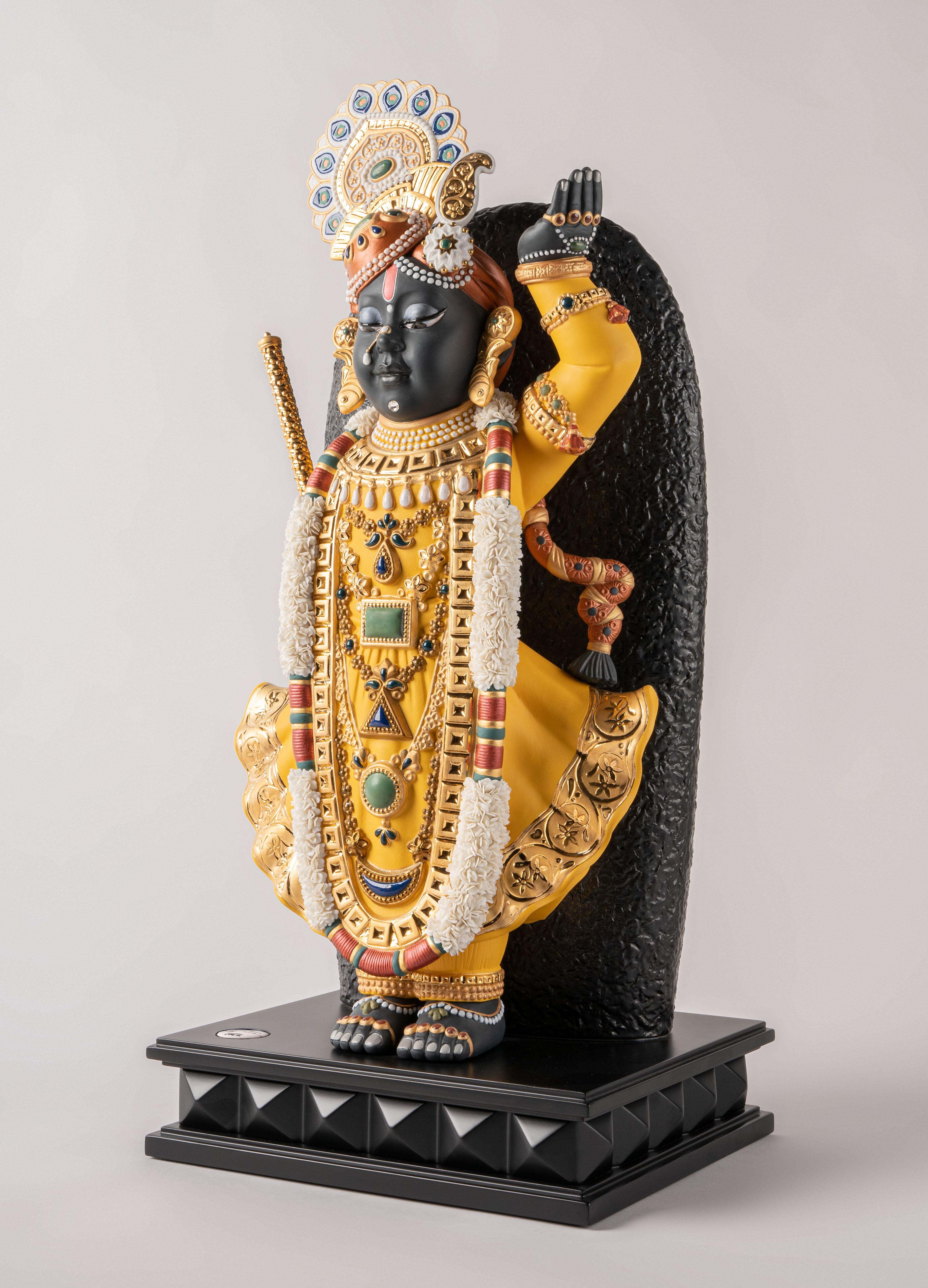 Porzellanskulptur mit der Darstellung von Shrinathji, einem der am meisten verehrten Götter Indiens. Shrinathji ist eine Manifestation von Krishna, einer der am meisten verehrten Gottheiten Indiens, verkörpert in einem siebenjährigen Jungen.